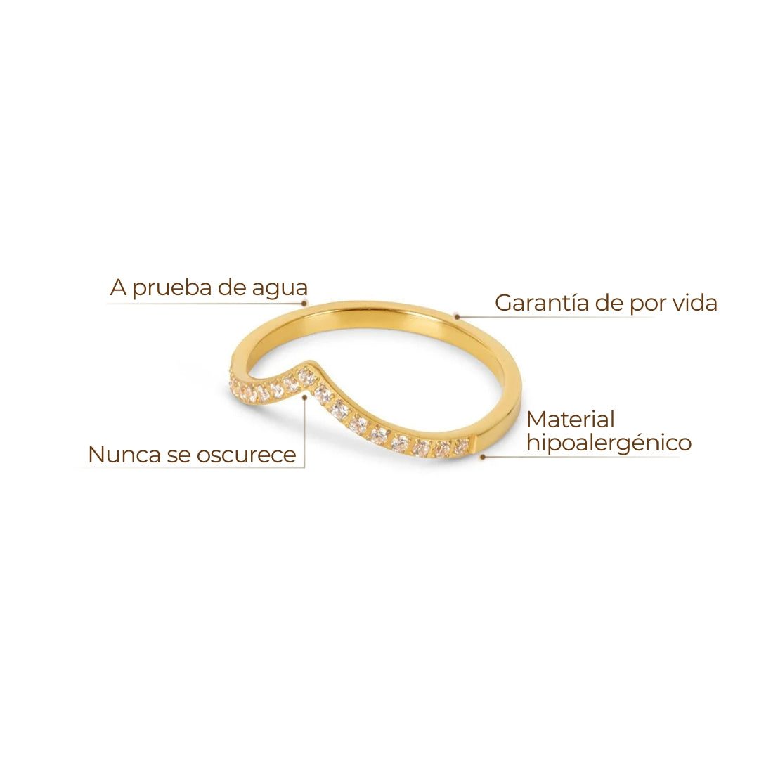 Anillo ZAYA chevron en “V” con circonias, baño de oro 18K; a prueba de agua, no se oscurece, hipoalergénico y con garantía de por vida.