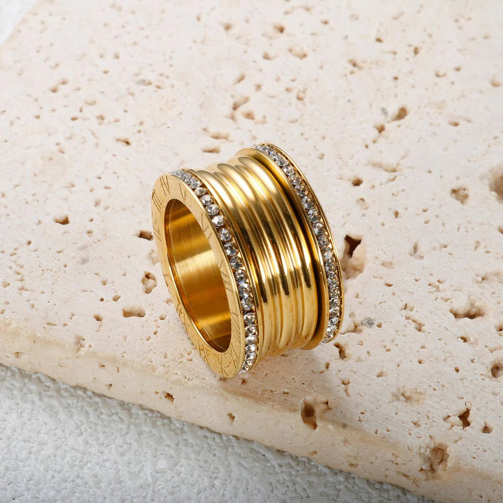 Anillo ZAYA Lujo Imperial con números romanos y circonia, baño de oro 18K; a prueba de agua, no se oscurece, hipoalergénico y con garantía de por vida.