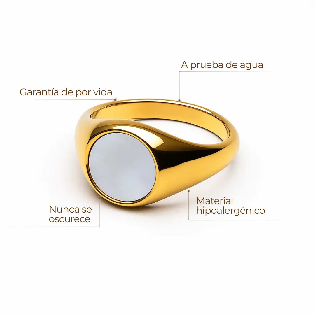 Anillo dorado tipo sello con centro de nácar (mother of pearl) en acero inoxidable 316L y baño de oro 18K, resistente al agua.