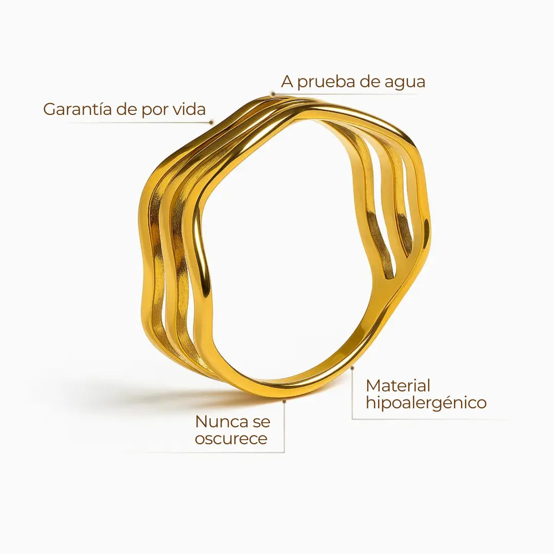 Anillo dorado “Ocean” con diseño de tres ondas, baño de oro 18K sobre acero inoxidable 316L, resistente al agua.
