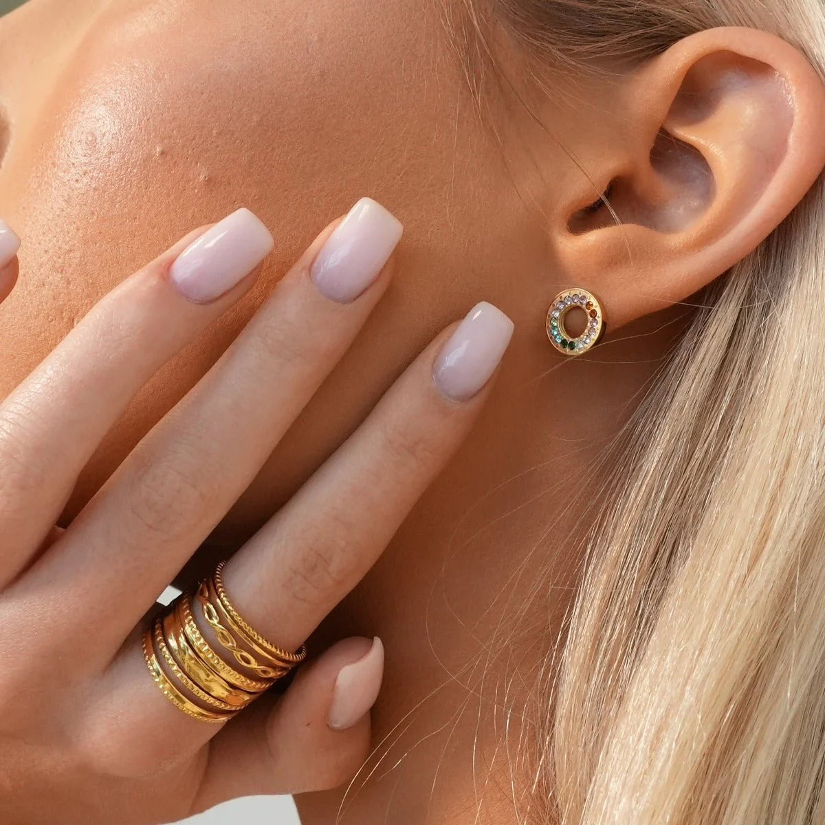 Anillo ZAYA Royale ajustable ancho de múltiples bandas, baño de oro 18K; a prueba de agua, no se oscurece, hipoalergénico y con garantía de por vida.