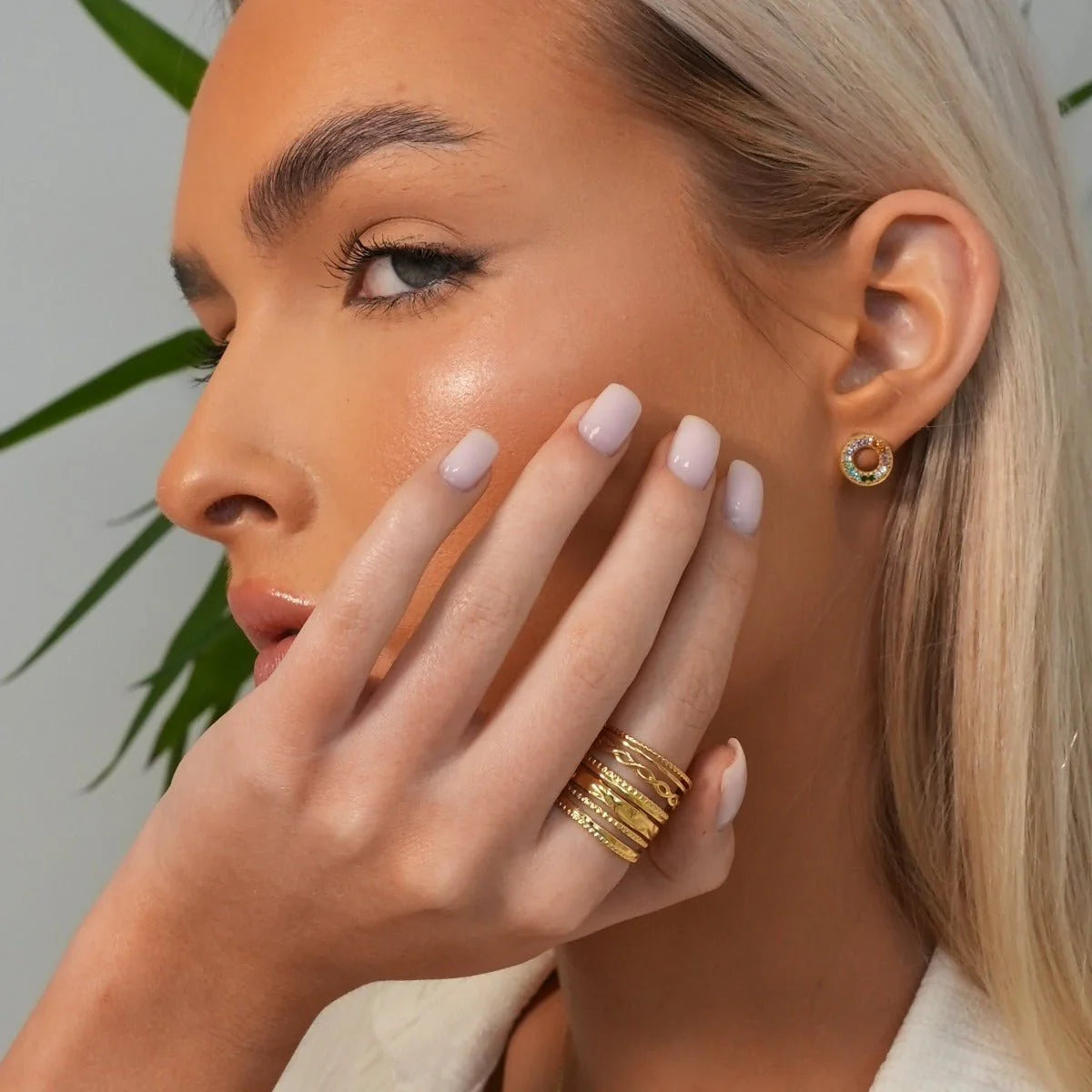 Anillo ZAYA Royale ajustable ancho de múltiples bandas, baño de oro 18K; a prueba de agua, no se oscurece, hipoalergénico y con garantía de por vida.