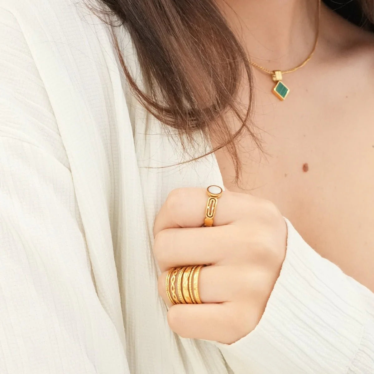 Anillo ZAYA Royale ajustable ancho de múltiples bandas, baño de oro 18K; a prueba de agua, no se oscurece, hipoalergénico y con garantía de por vida.