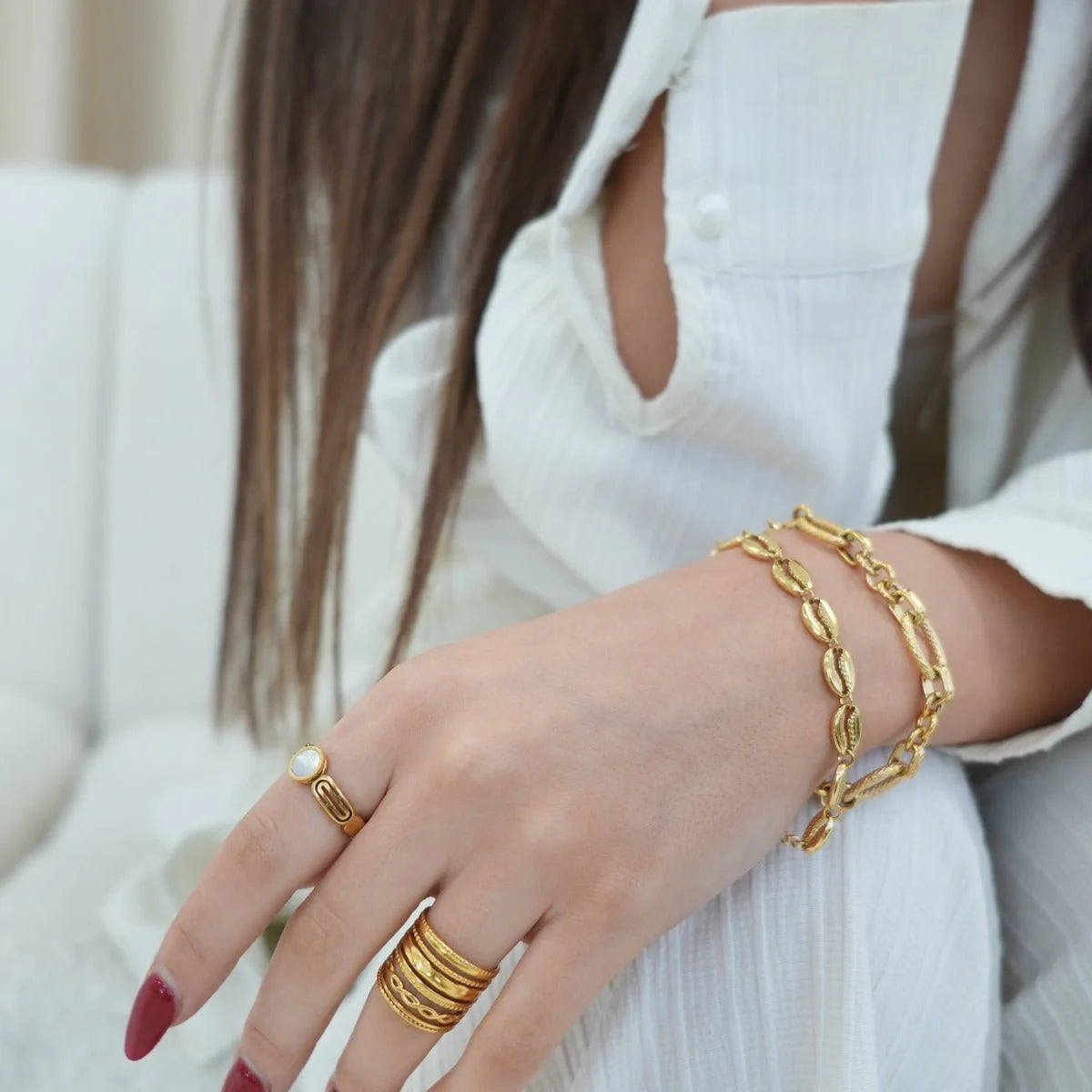 Anillo ZAYA Royale ajustable ancho de múltiples bandas, baño de oro 18K; a prueba de agua, no se oscurece, hipoalergénico y con garantía de por vida.