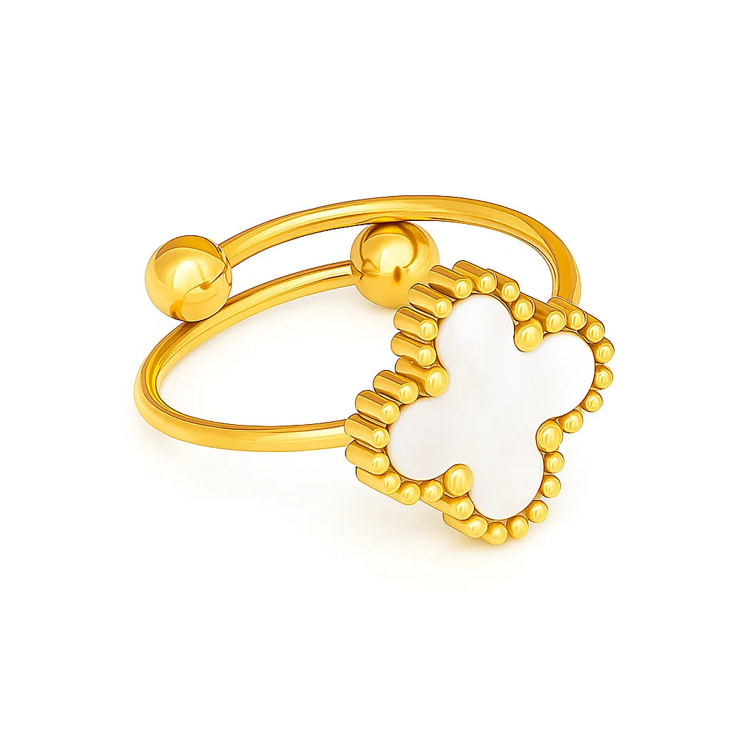 Anillo ZAYA ajustable con trébol blanco esmaltado y aro doble, baño de oro 18K; hipoalergénico, a prueba de agua y con garantía de por vida.