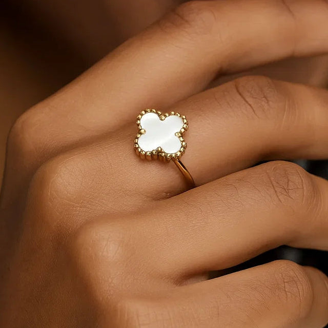 Anillo ZAYA ajustable con trébol blanco esmaltado y aro doble, baño de oro 18K; hipoalergénico, a prueba de agua y con garantía de por vida.