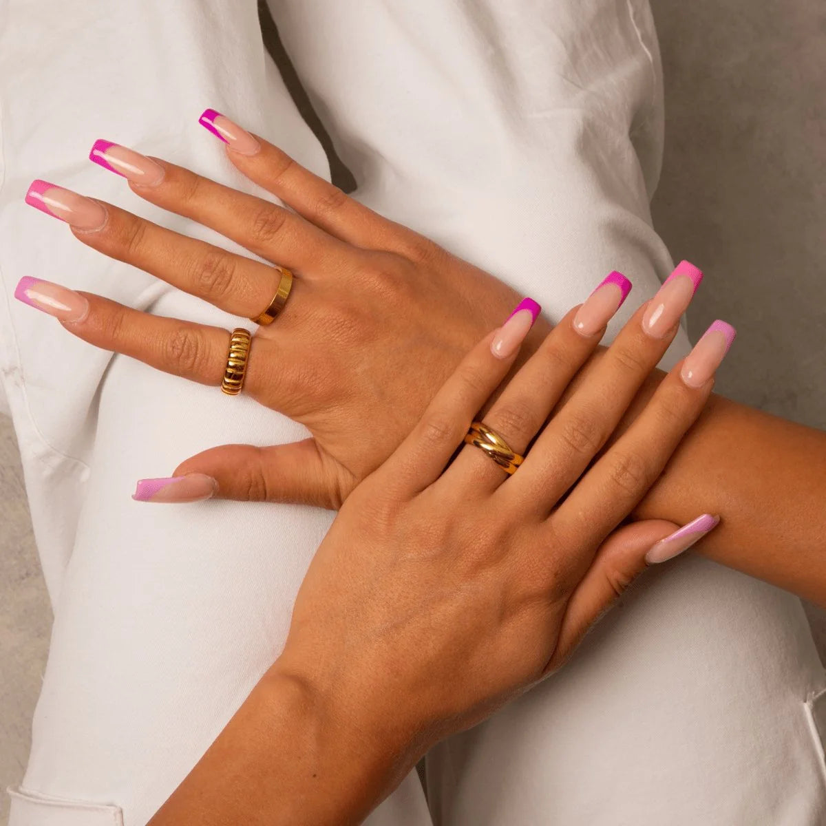 Anillo ZAYA Trinidad de tres aros entrelazados, baño de oro 18K; a prueba de agua, no se oscurece, hipoalergénico y con garantía de por vida.