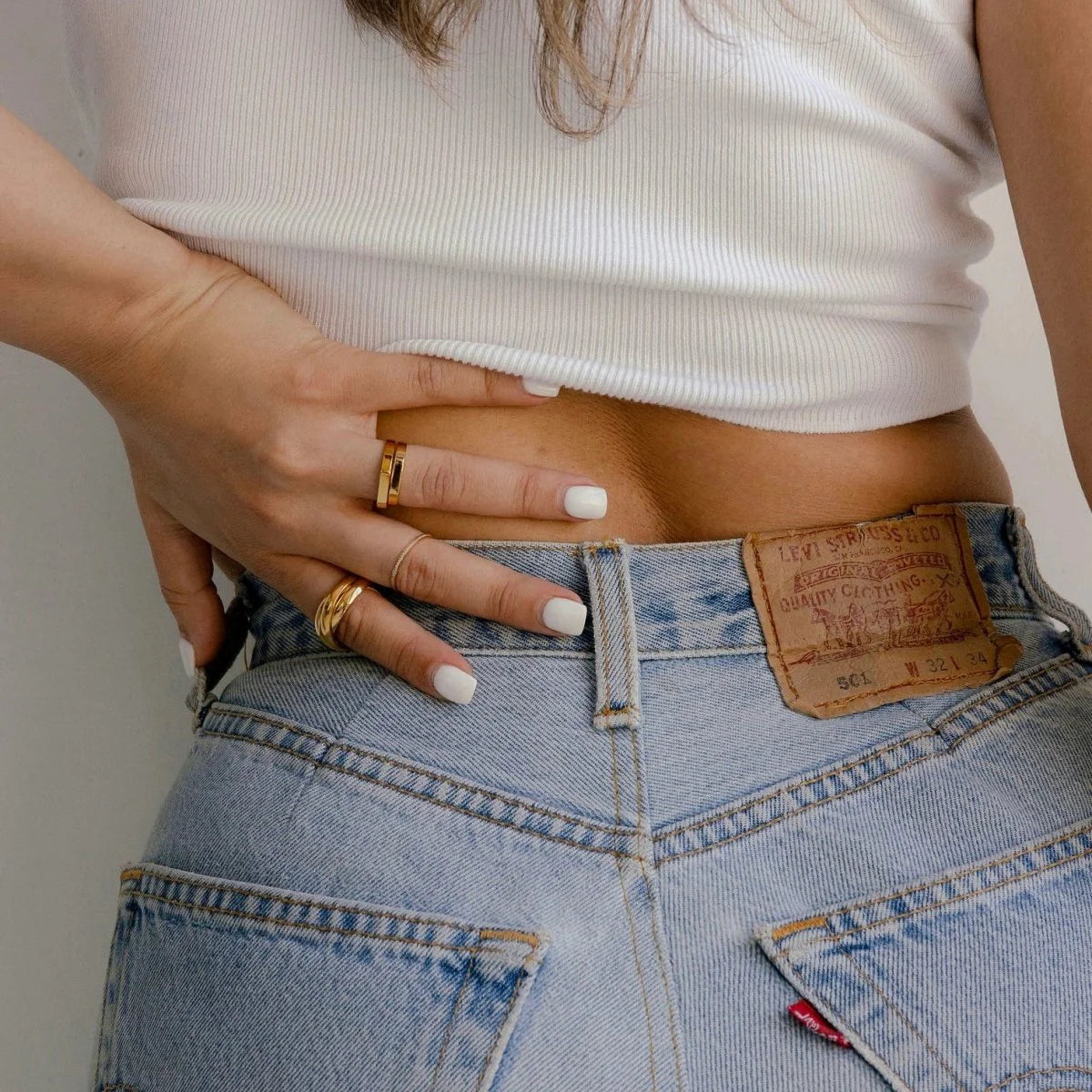 Anillo ZAYA Trinidad de tres aros entrelazados, baño de oro 18K; a prueba de agua, no se oscurece, hipoalergénico y con garantía de por vida.