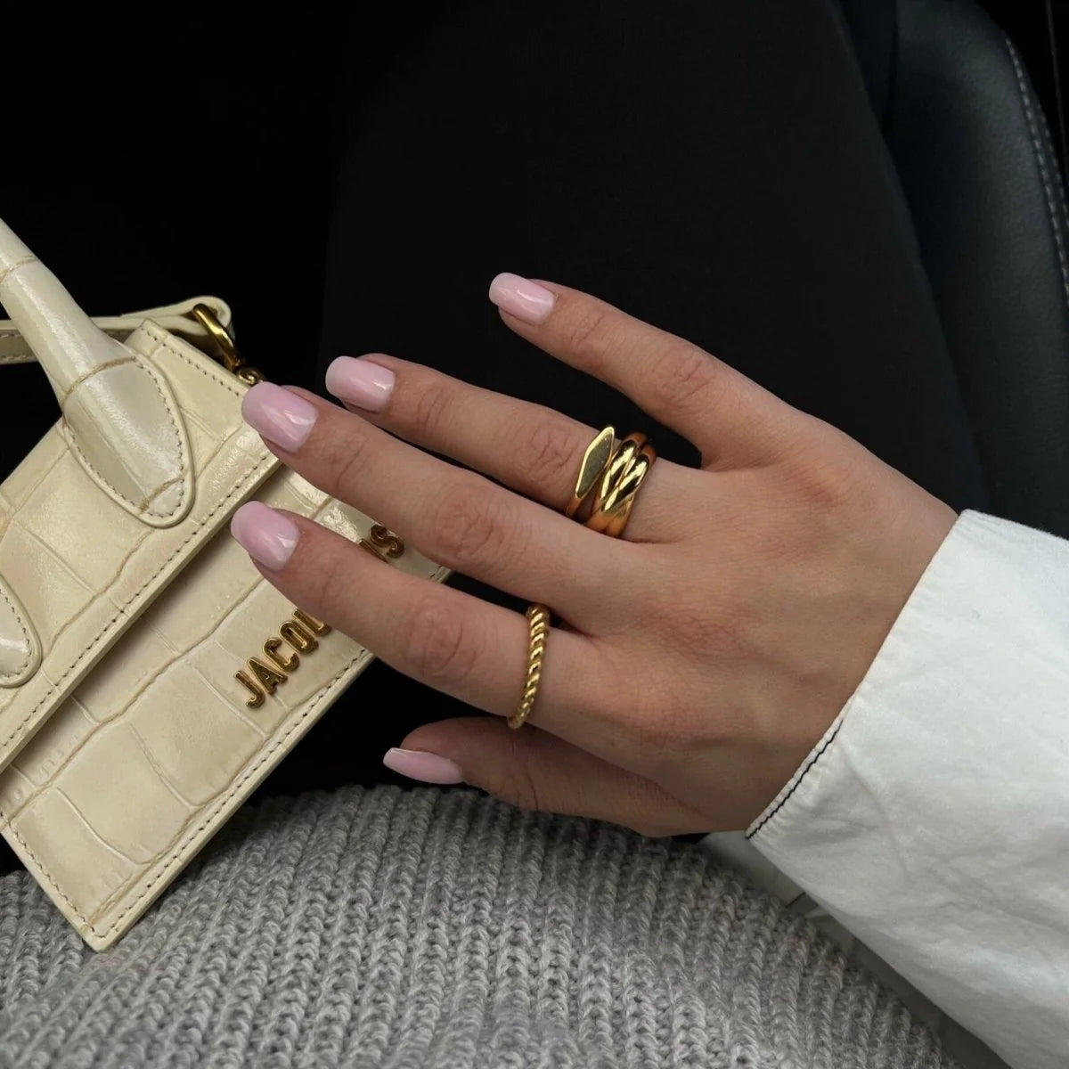 Anillo ZAYA Trinidad de tres aros entrelazados, baño de oro 18K; a prueba de agua, no se oscurece, hipoalergénico y con garantía de por vida.