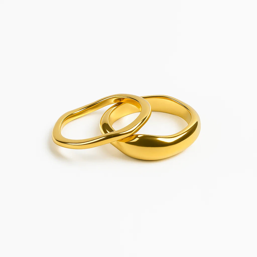 Set de 2 anillos apilables “Géminis” dorados, uno fino orgánico y otro chunky, baño de oro 18K sobre acero inoxidable 316L, resistentes al agua.