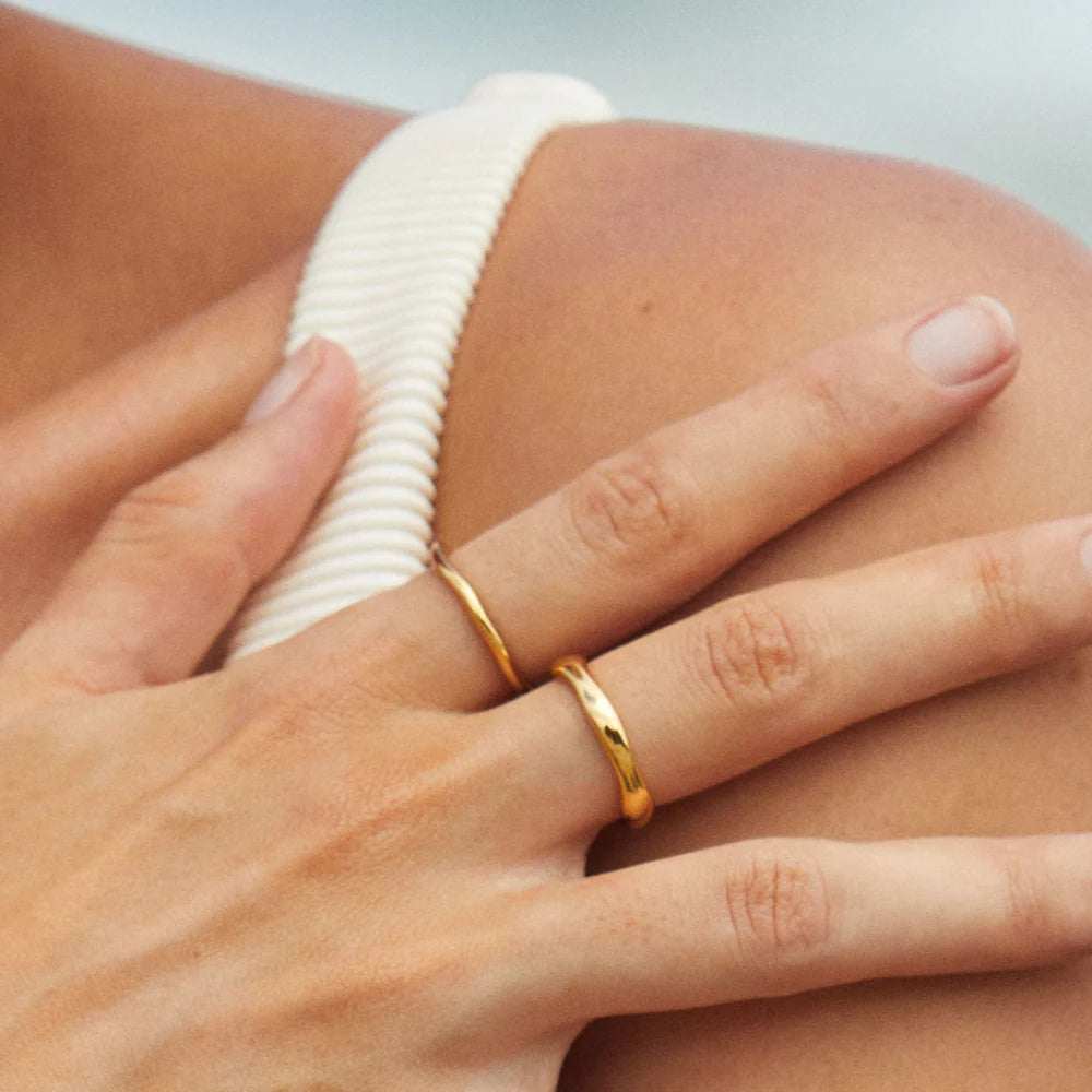 Set de 2 anillos apilables “Géminis” dorados, uno fino orgánico y otro chunky, baño de oro 18K sobre acero inoxidable 316L, resistentes al agua.