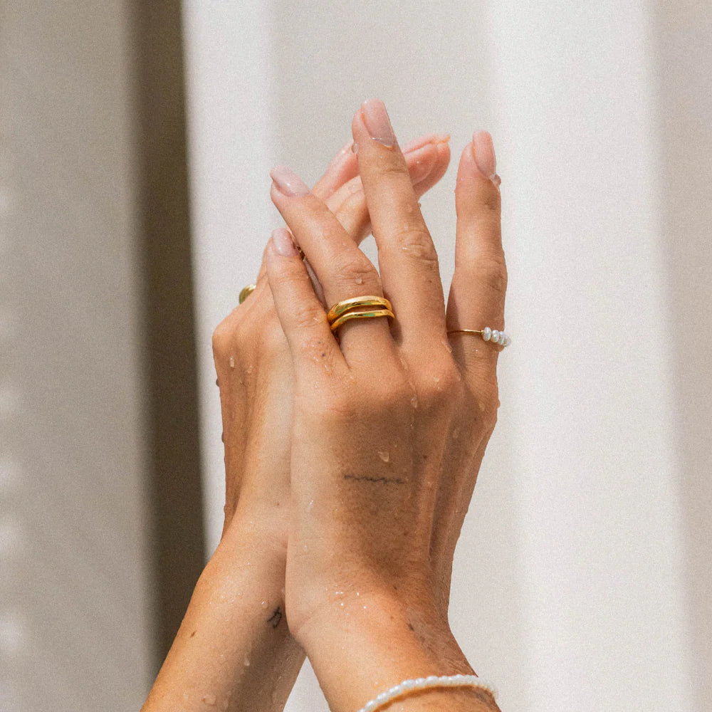 Set de 2 anillos apilables “Géminis” dorados, uno fino orgánico y otro chunky, baño de oro 18K sobre acero inoxidable 316L, resistentes al agua.