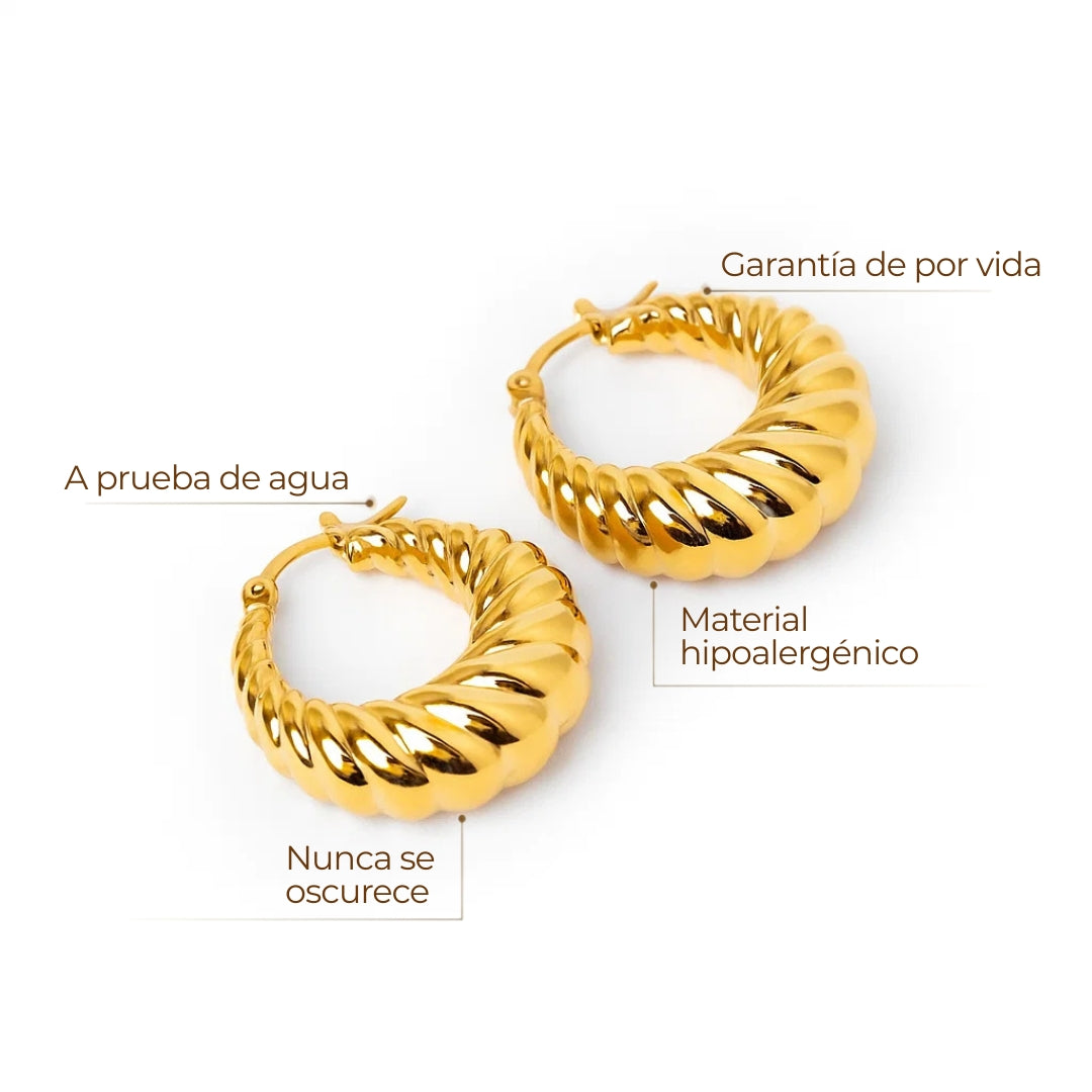 Aros ZAYA argolla estilo croissant dorados, baño de oro 18K; a prueba de agua, no se oscurecen, hipoalergénicos y con garantía de por vida.
