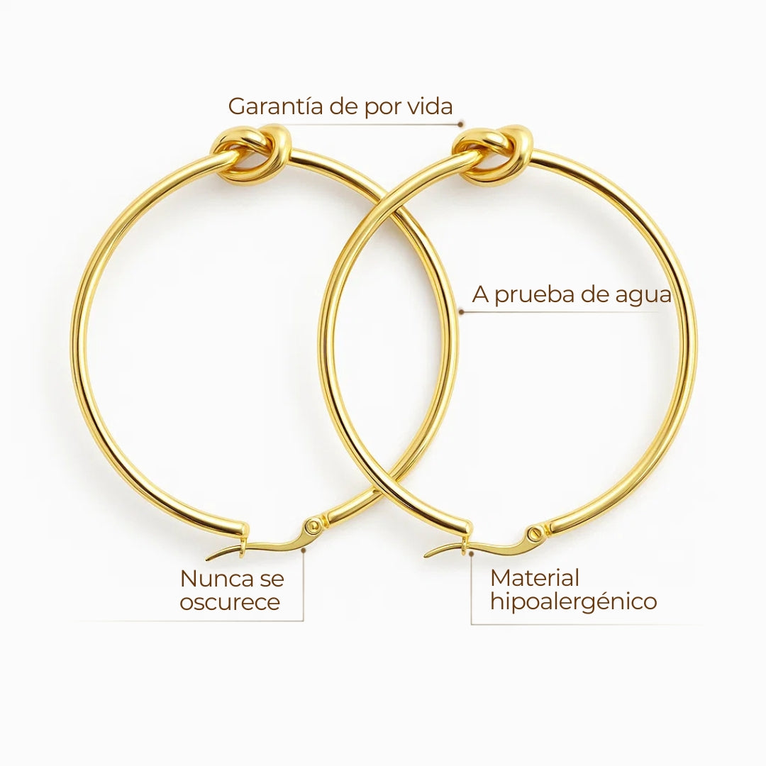 Aros ZAYA de argolla con nudo central, baño de oro 18K; a prueba de agua, hipoalergénicos y con garantía de por vida.
