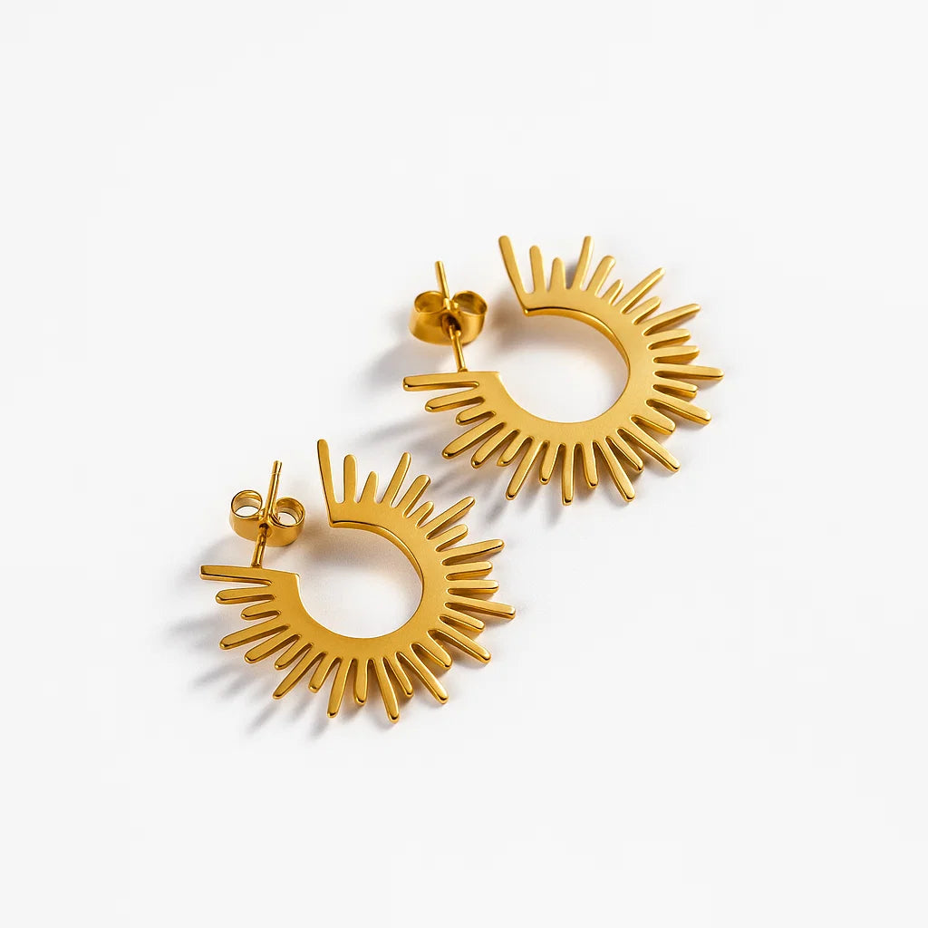 Argollas doradas modelo Spike con calados tipo rayos, baño de oro 18K en acero inoxidable 316L.