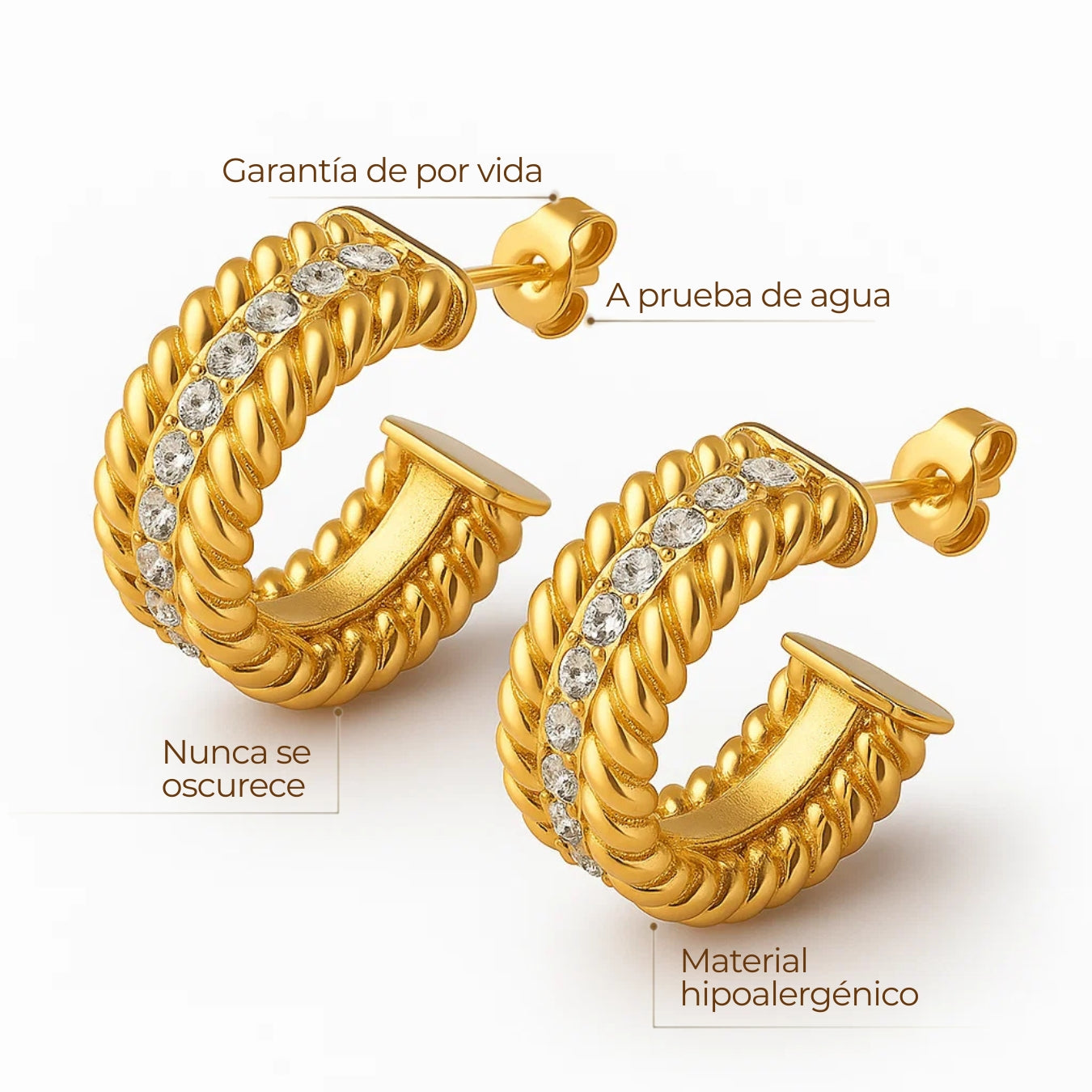 Aros dorados de media argolla con textura trenzada y fila central de circonias, baño de oro 18K en acero inoxidable 316L.