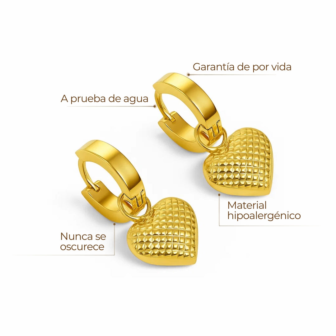 Aros ZAYA huggie con dije de corazón texturizado, baño de oro 18K; a prueba de agua, no se oscurecen, hipoalergénicos y con garantía de por vida.