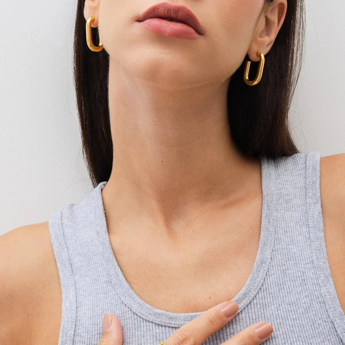 Aros Piper en U, baño de oro 18K, acero inoxidable 316L hipoalergénico; brillo alto y diseño liviano.