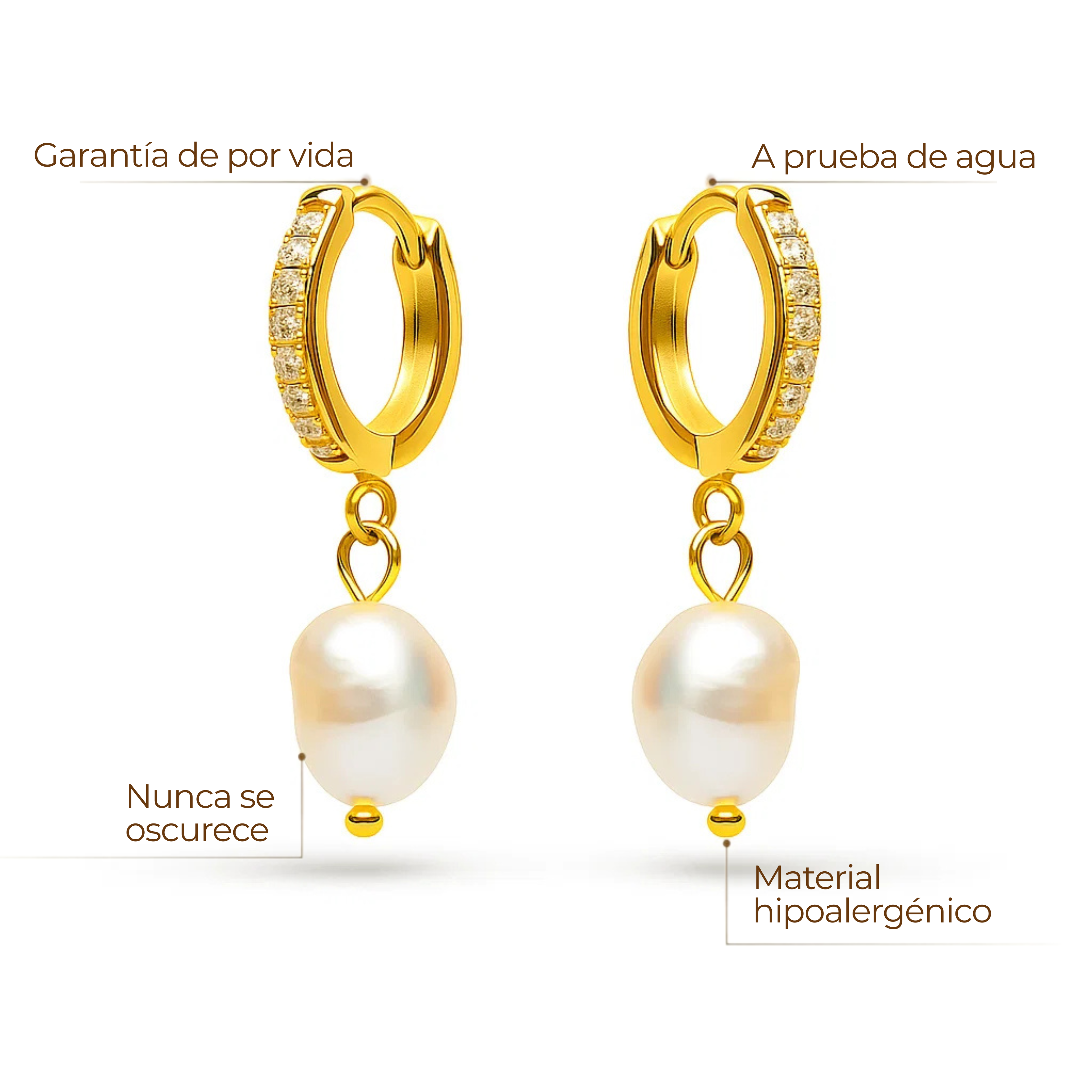 Aros de argolla dorados con pequeñas zirconias en la parte frontal y perla de río blanca colgante en cada aro, en baño de oro 18K de ZAYA sobre fondo blanco