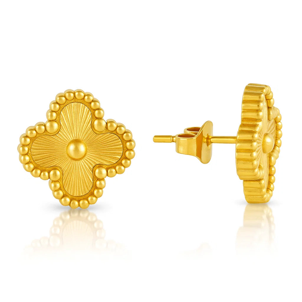 Aros ZAYA tipo stud con trébol dorado y borde texturizado, baño de oro 18K; hipoalergénicos, a prueba de agua y con garantía de por vida.