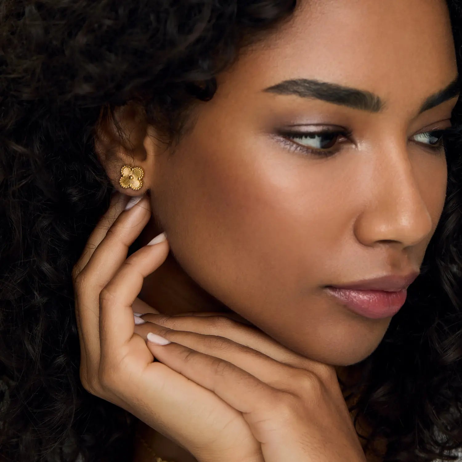 Aros ZAYA tipo stud con trébol dorado y borde texturizado, baño de oro 18K; hipoalergénicos, a prueba de agua y con garantía de por vida.