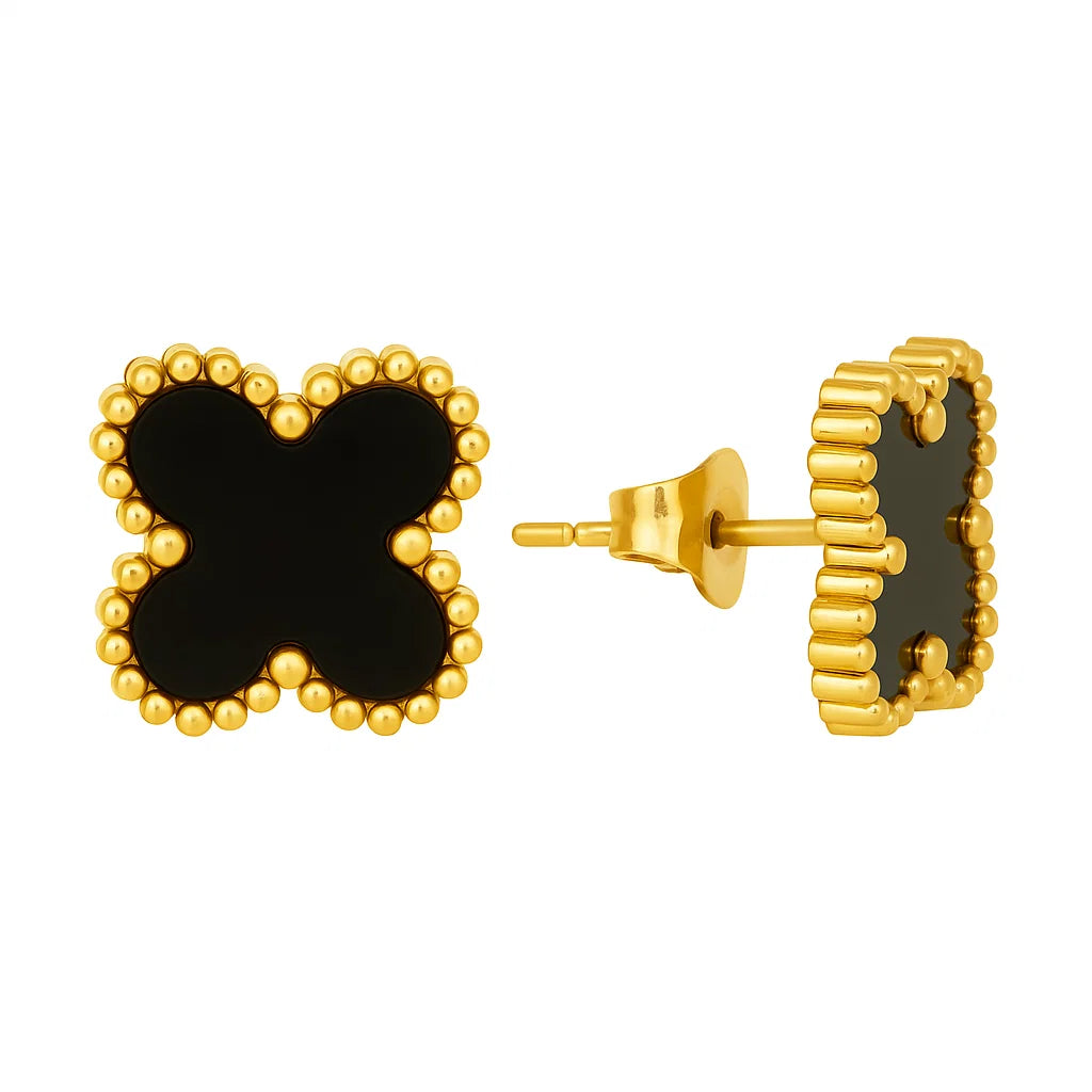 Aros ZAYA tipo stud con trébol negro esmaltado y borde texturizado, baño de oro 18K; hipoalergénicos, a prueba de agua y con garantía de por vida.
