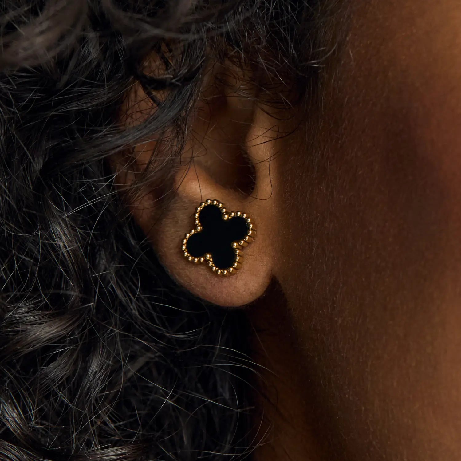 Aros ZAYA tipo stud con trébol negro esmaltado y borde texturizado, baño de oro 18K; hipoalergénicos, a prueba de agua y con garantía de por vida.