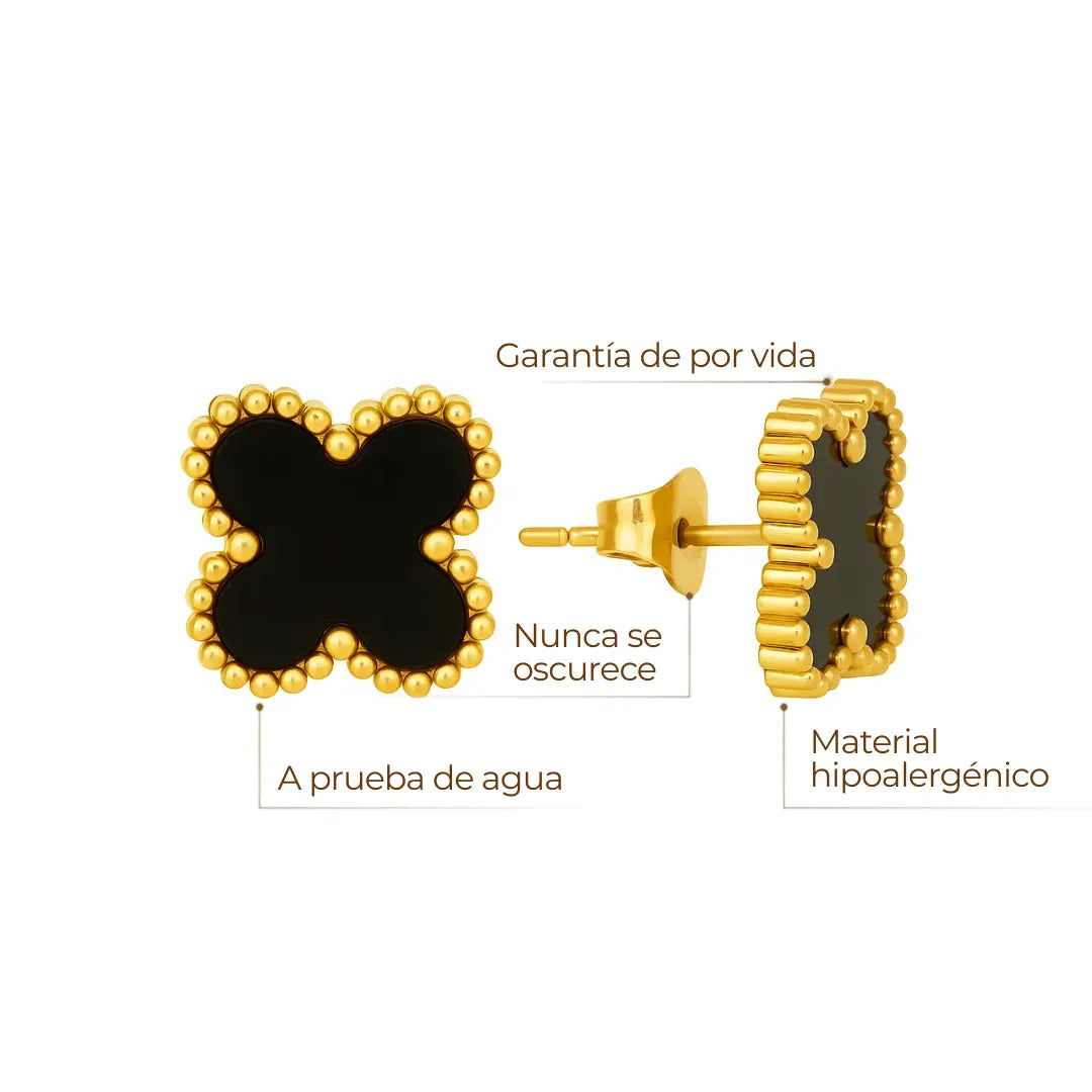 Aros ZAYA tipo stud con trébol negro esmaltado y borde texturizado, baño de oro 18K; hipoalergénicos, a prueba de agua y con garantía de por vida.