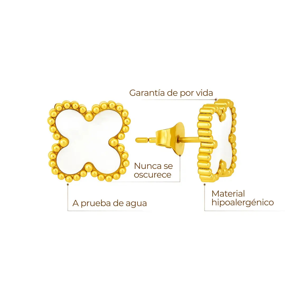 Aros ZAYA tipo stud con trébol blanco esmaltado y borde texturizado, baño de oro 18K; hipoalergénicos, a prueba de agua y con garantía de por vida.