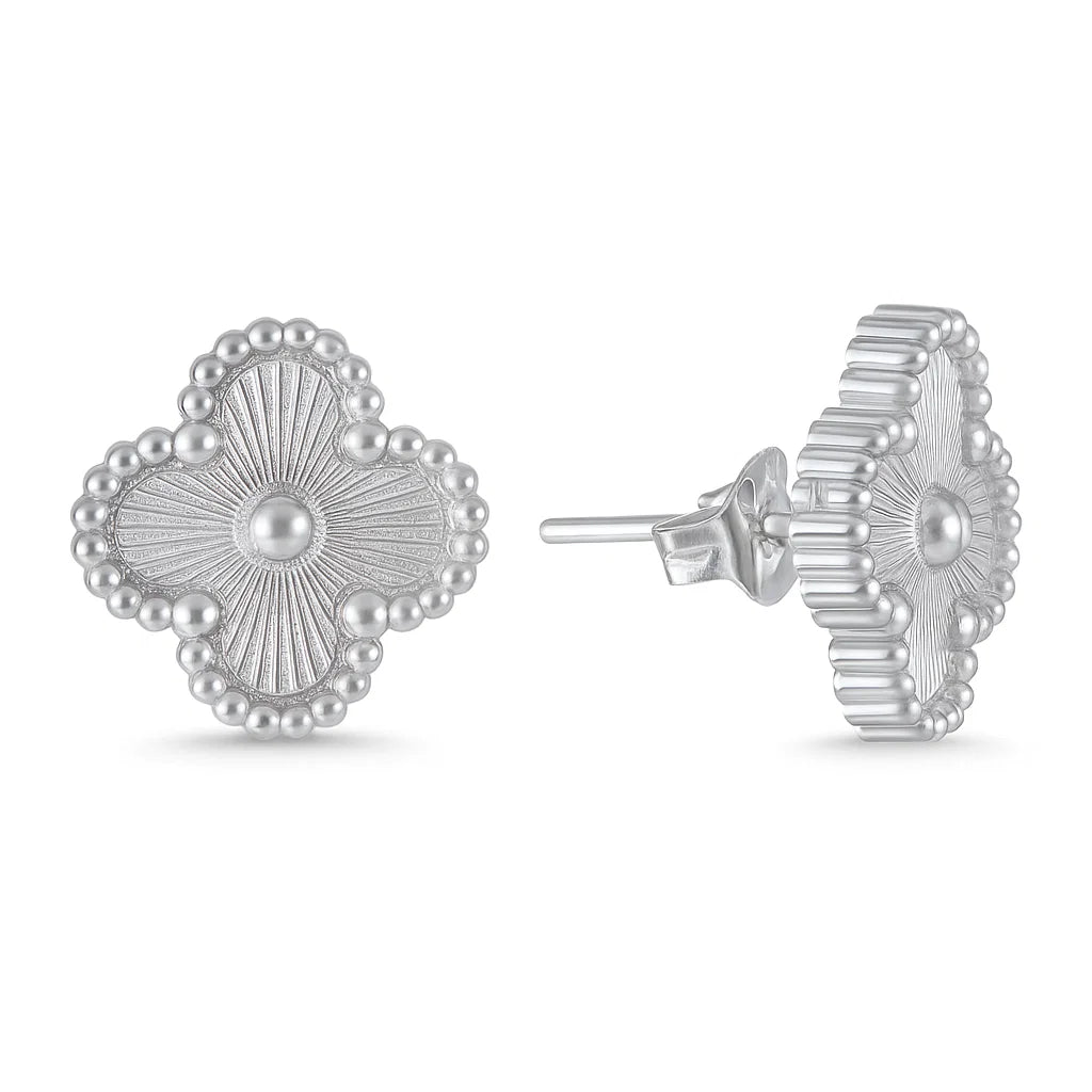 Aros ZAYA tipo stud con trébol plata y borde texturizado, baño de oro 18K; hipoalergénicos, a prueba de agua y con garantía de por vida.