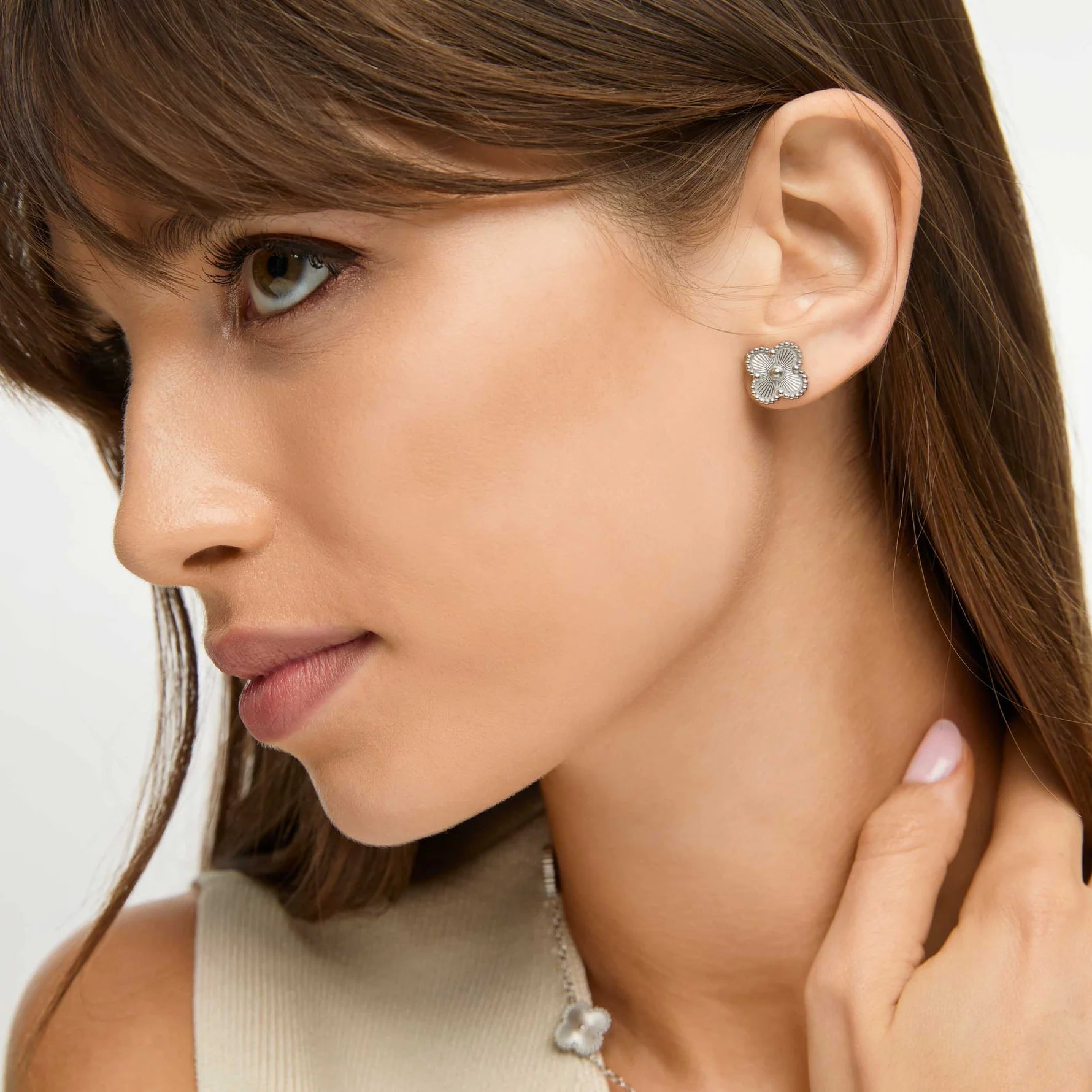 Aros ZAYA tipo stud con trébol plata y borde texturizado, baño de oro 18K; hipoalergénicos, a prueba de agua y con garantía de por vida.