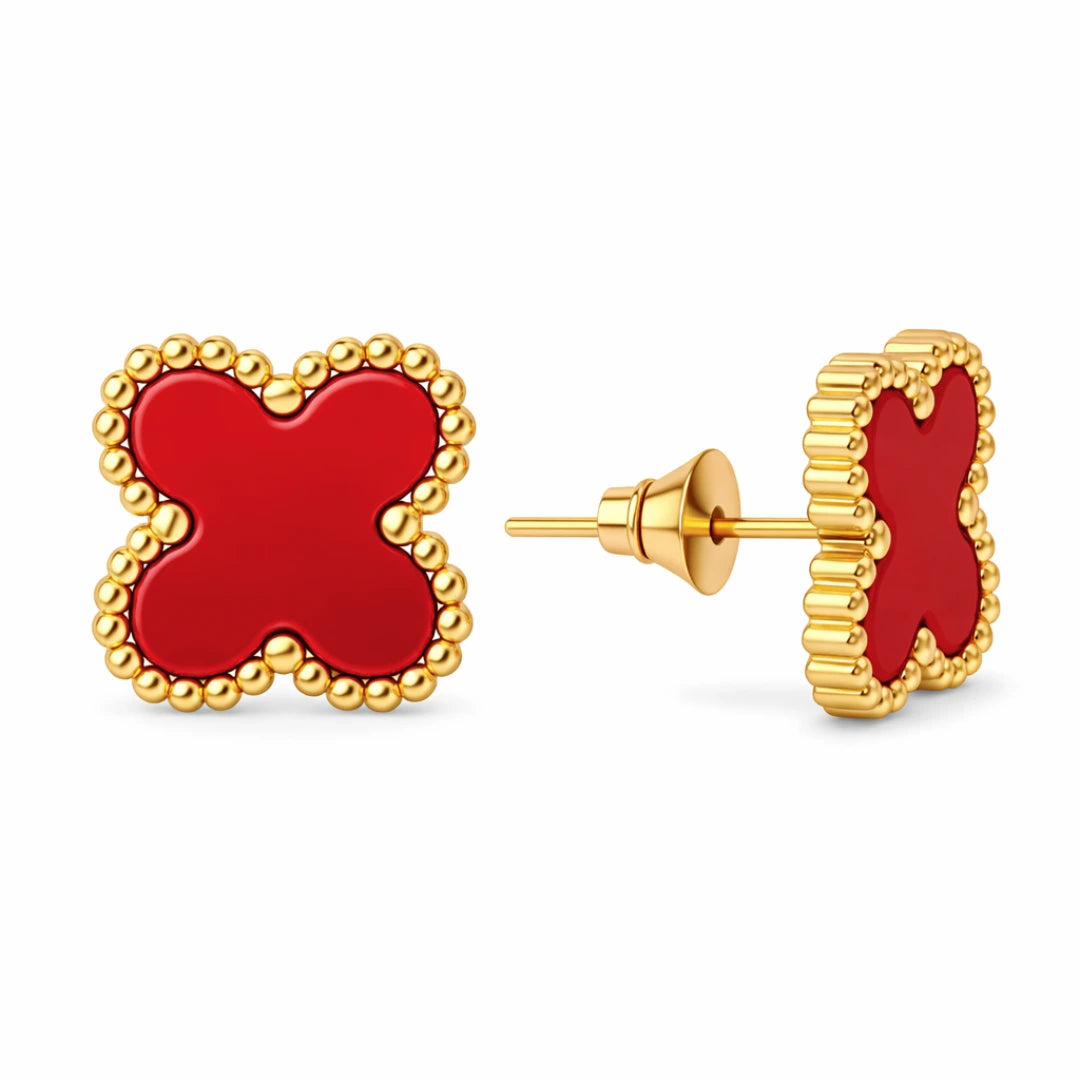 Aros ZAYA tipo stud con trébol rojo esmaltado y borde texturizado; acero inoxidable, baño de oro 18K; hipoalergénicos, a prueba de agua y con garantía de por vida.
