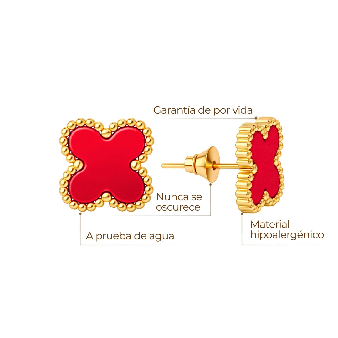 Aros ZAYA tipo stud con trébol rojo esmaltado y borde texturizado; acero inoxidable, baño de oro 18K; hipoalergénicos, a prueba de agua y con garantía de por vida.