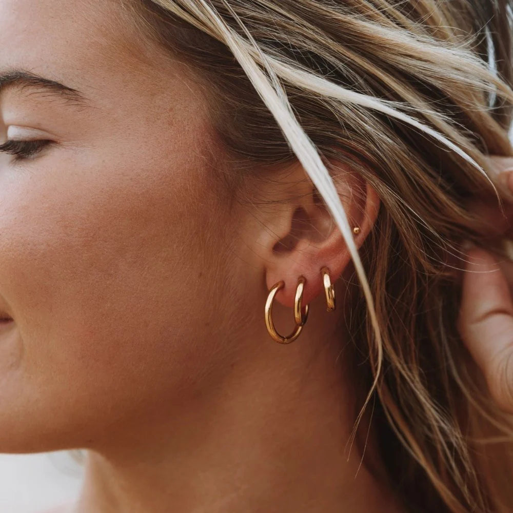 Trío de argollas ZAYA en baño de oro 18K, set de 3 tamaños; a prueba de agua, no se oscurecen, hipoalergénicas y con garantía de por vida.