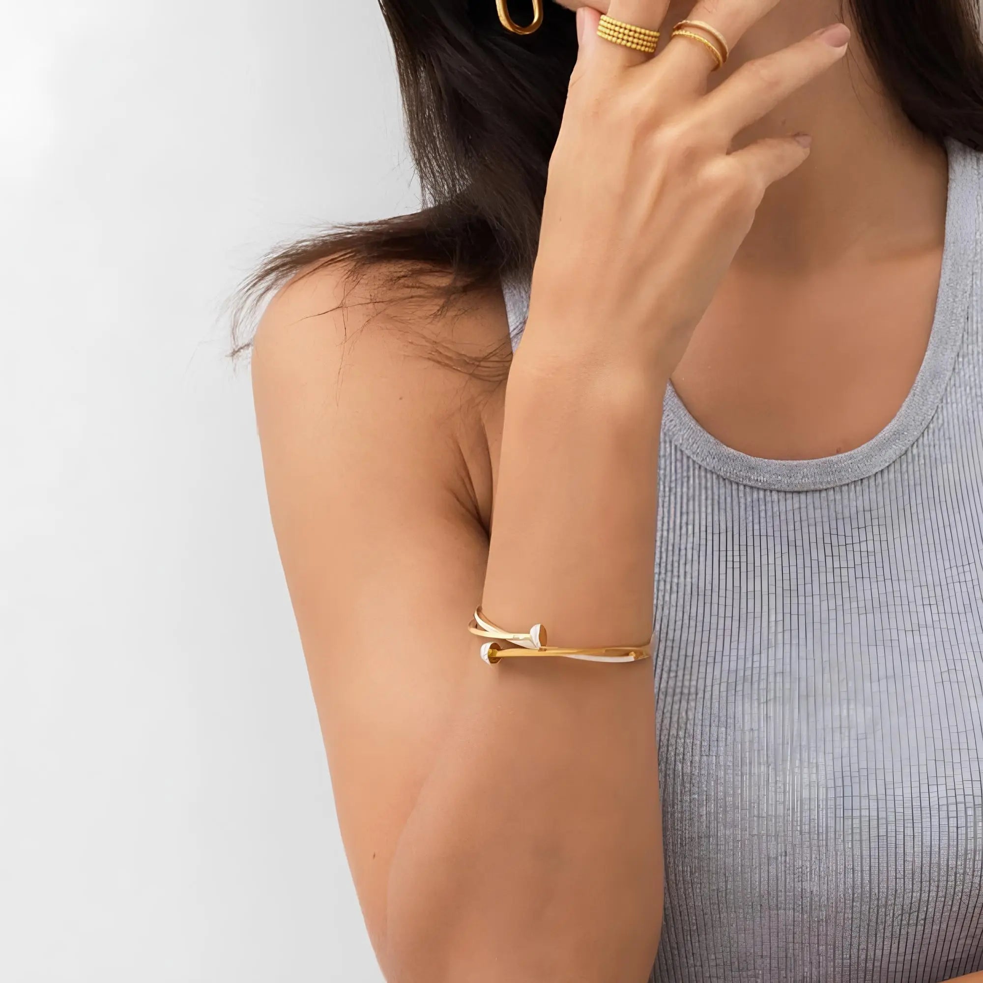 Brazalete ZAYA estilo clavo con circonias, baño de oro 18K; a prueba de agua, no se oscurece, hipoalergénico y con garantía de por vida.