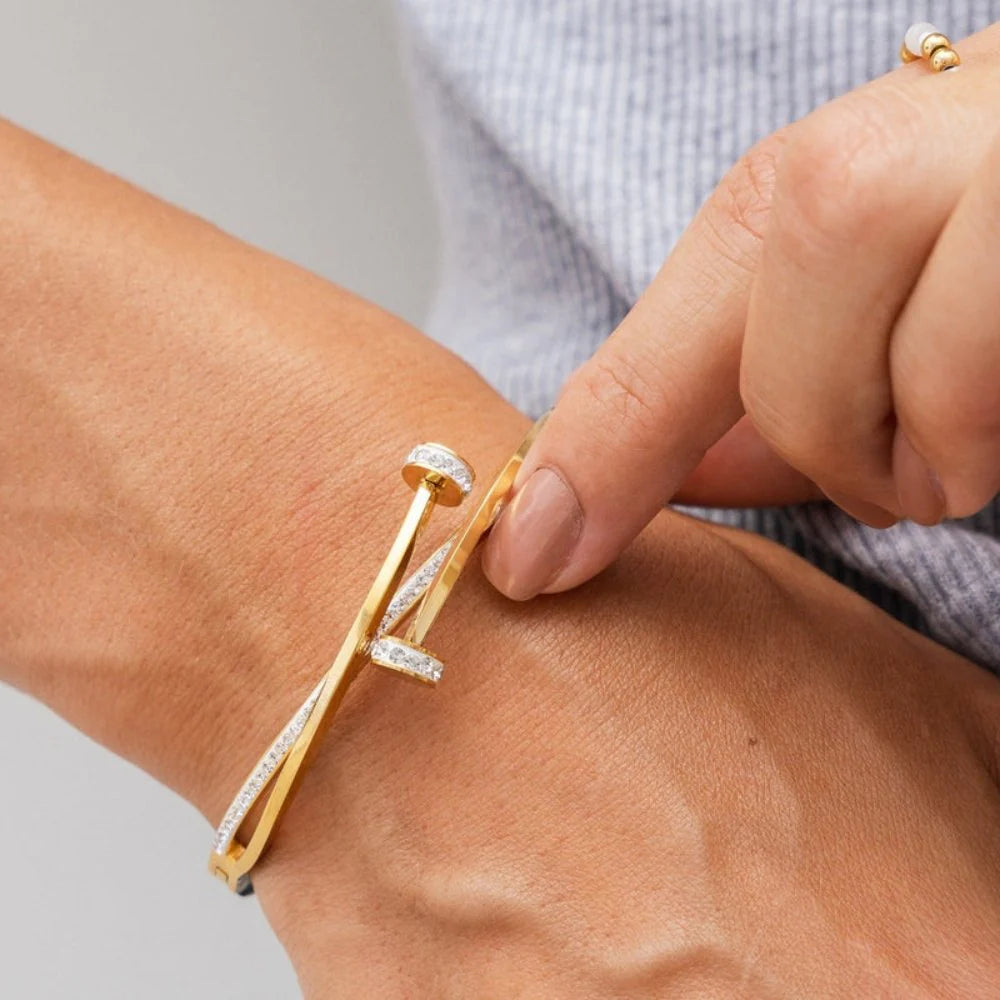 Brazalete ZAYA estilo clavo con circonias, baño de oro 18K; a prueba de agua, no se oscurece, hipoalergénico y con garantía de por vida.
