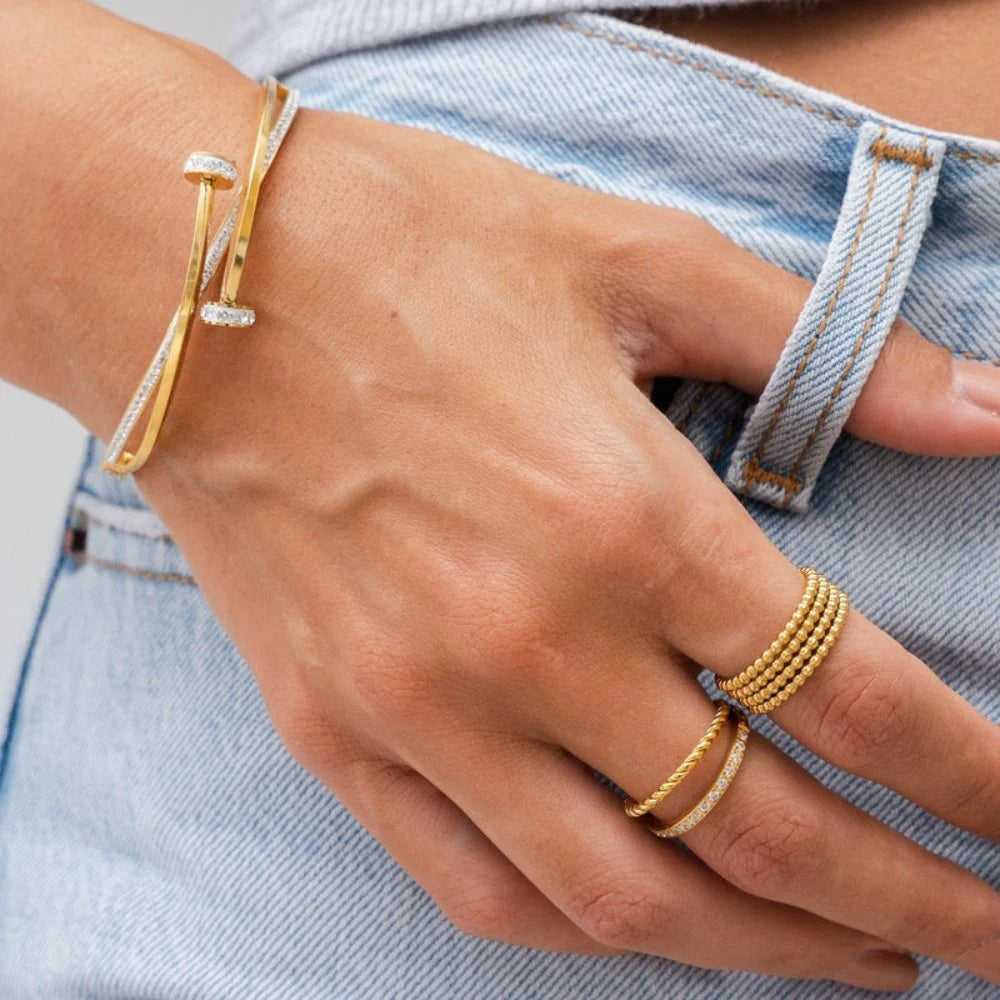 Brazalete ZAYA estilo clavo con circonias, baño de oro 18K; a prueba de agua, no se oscurece, hipoalergénico y con garantía de por vida.