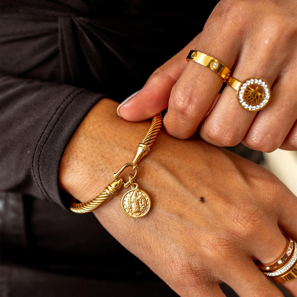 Brazalete ZAYA con dije de San Benito en cable retorcido, baño de oro 18K; a prueba de agua, no se oscurece, hipoalergénico y con garantía de por vida.