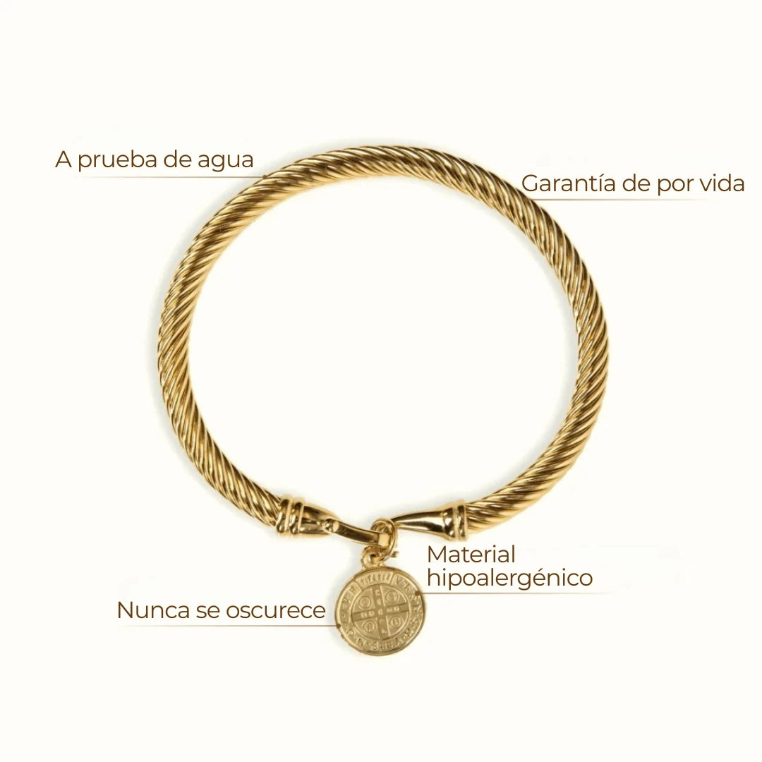 Brazalete ZAYA con dije de San Benito en cable retorcido, baño de oro 18K; a prueba de agua, no se oscurece, hipoalergénico y con garantía de por vida.