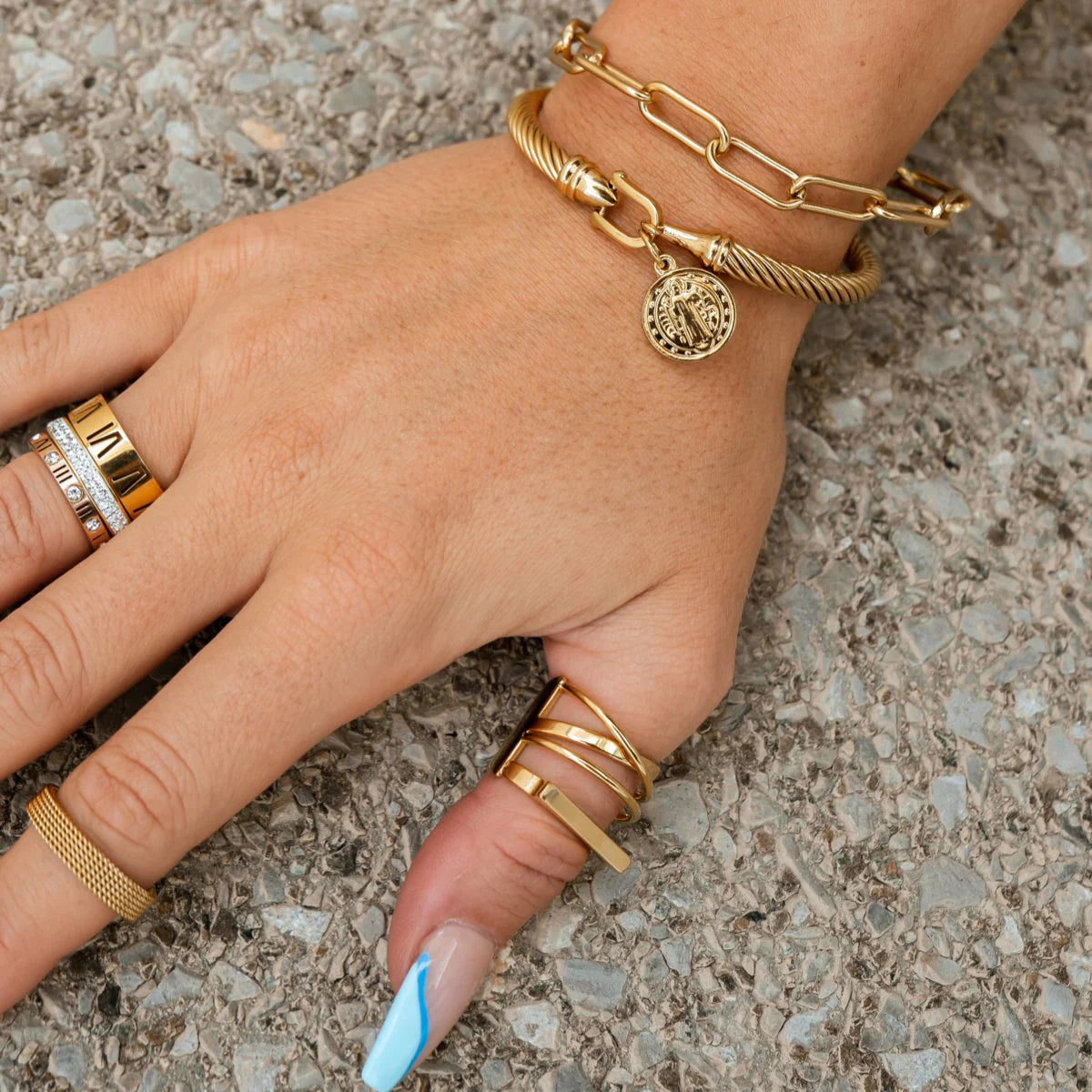 Brazalete ZAYA con dije de San Benito en cable retorcido, baño de oro 18K; a prueba de agua, no se oscurece, hipoalergénico y con garantía de por vida.