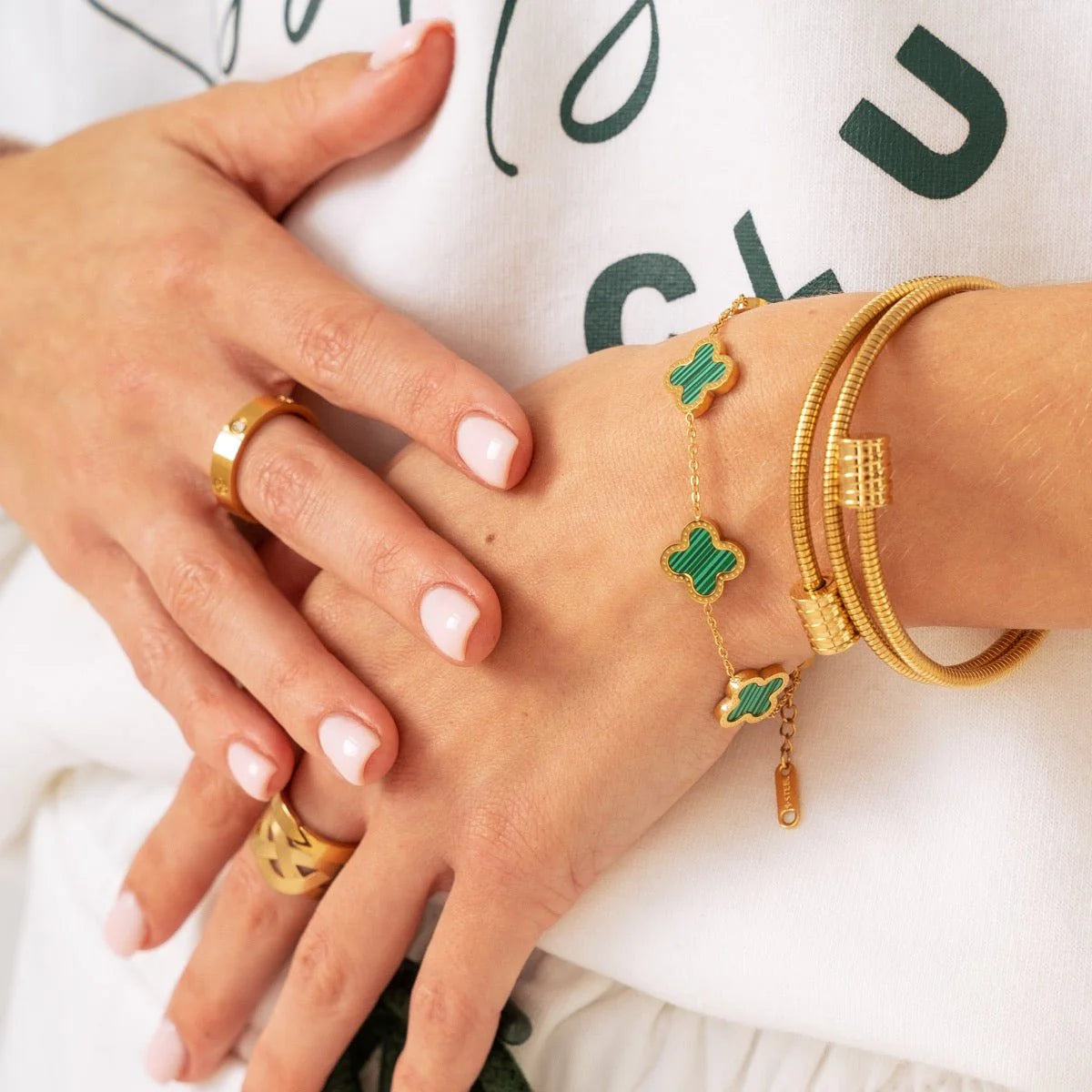 Brazalete ZAYA espiral de tres vueltas, baño de oro 18K; a prueba de agua, no se oscurece, hipoalergénico y con garantía de por vida.