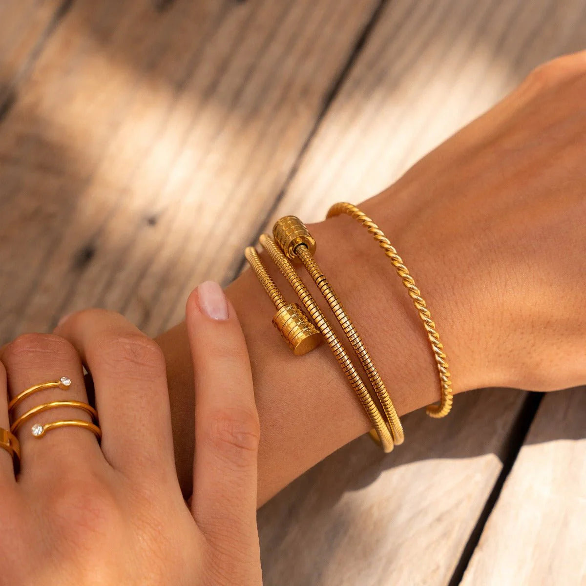 Brazalete ZAYA espiral de tres vueltas, baño de oro 18K; a prueba de agua, no se oscurece, hipoalergénico y con garantía de por vida.
