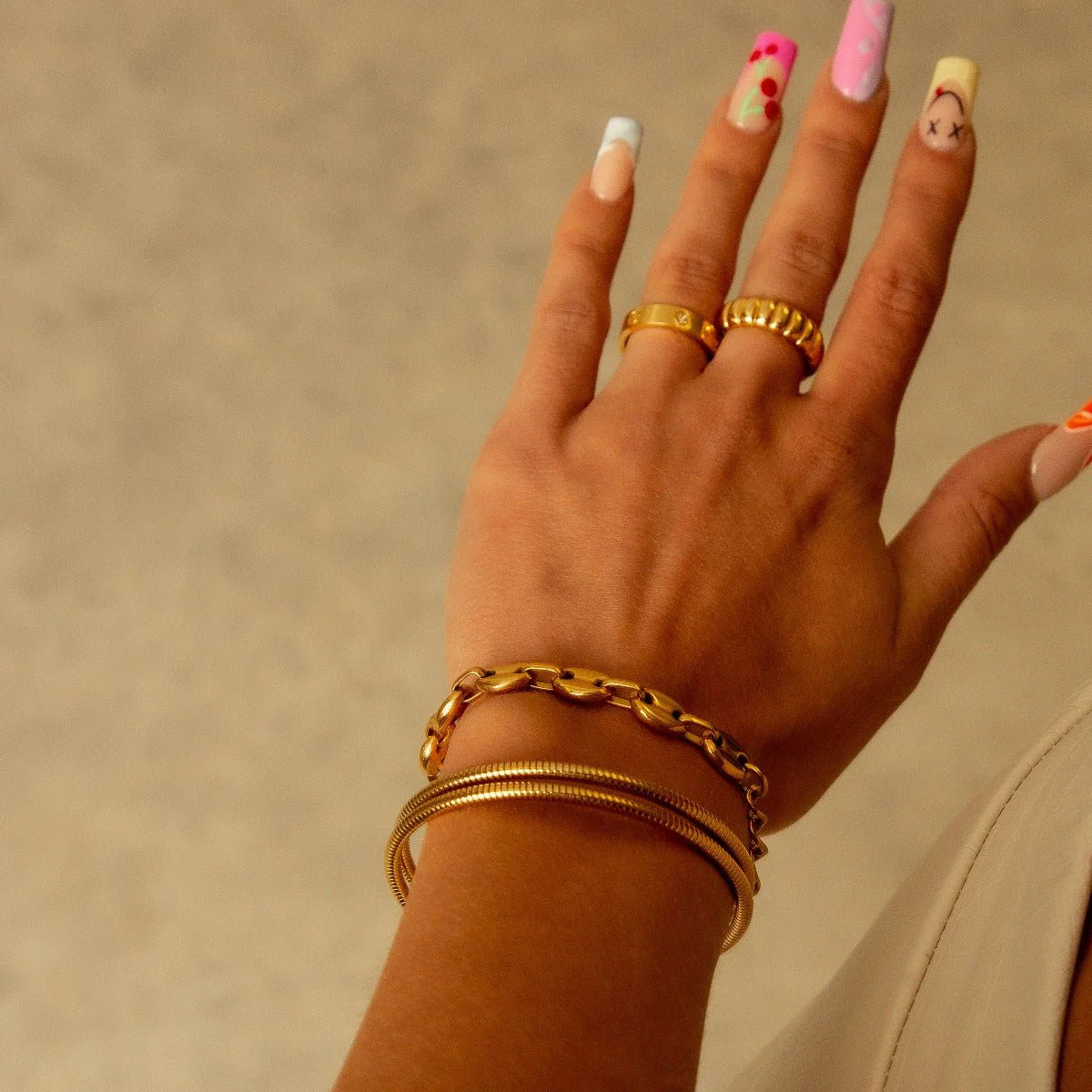 Brazalete ZAYA espiral de tres vueltas, baño de oro 18K; a prueba de agua, no se oscurece, hipoalergénico y con garantía de por vida.