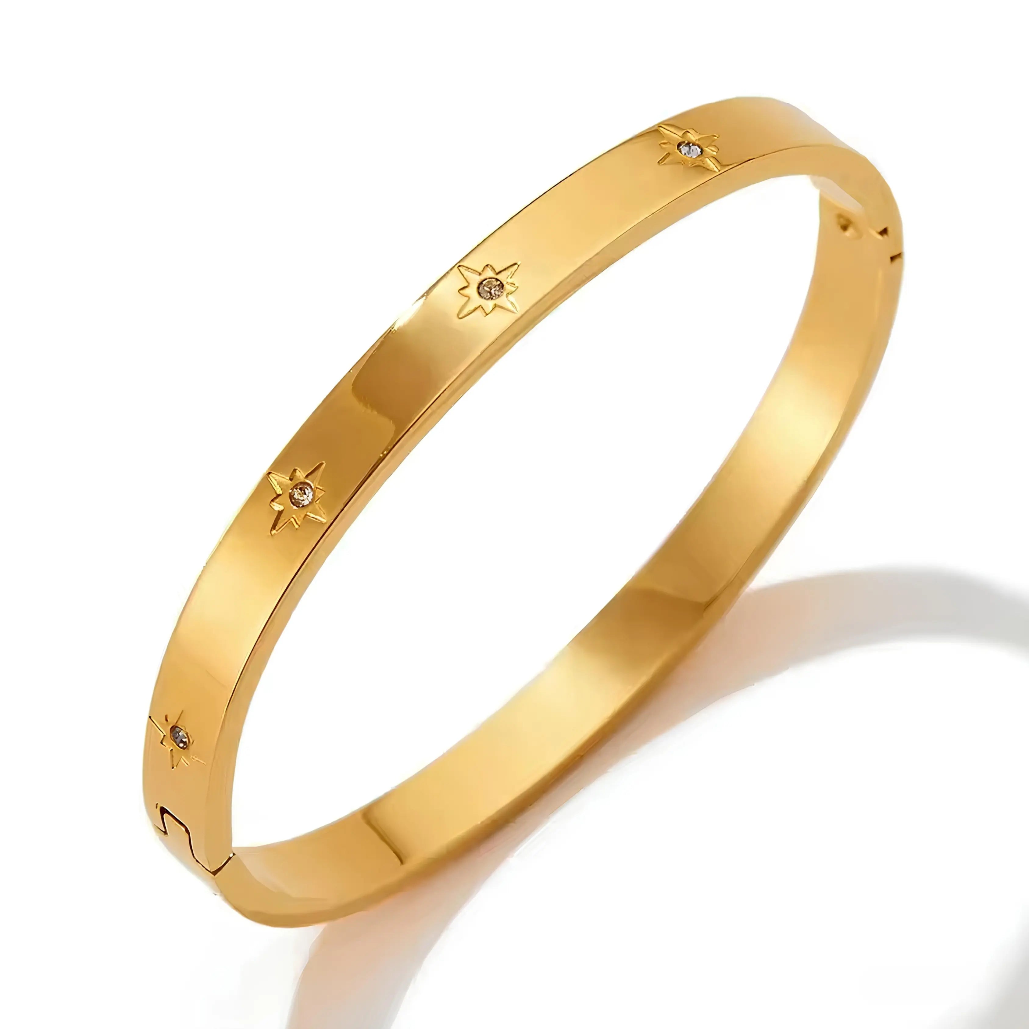 Brazalete Estelar ZAYA rígido con grabados de estrellas y circonias, baño de oro 18K; hipoalergénico, a prueba de agua y con garantía de por vida.