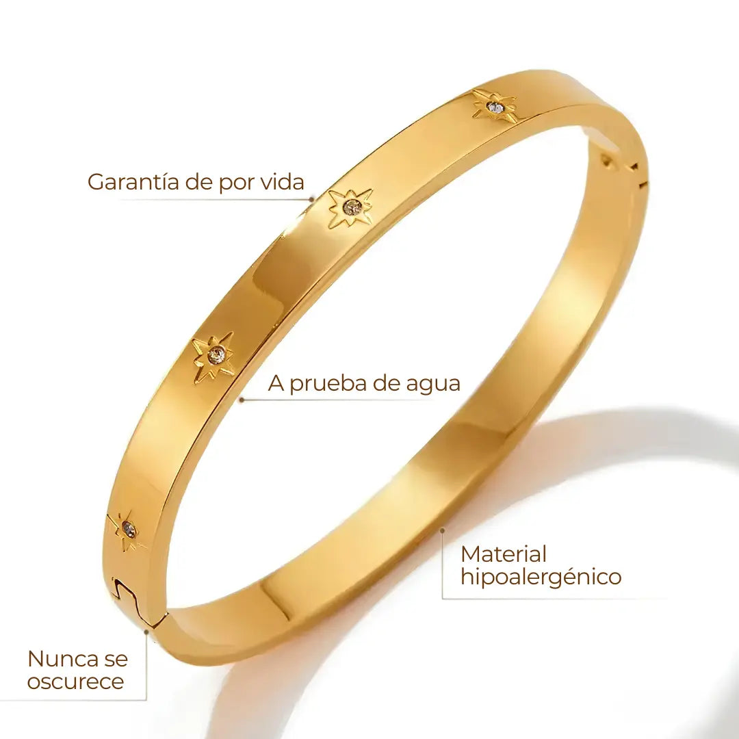Brazalete Estelar ZAYA rígido con grabados de estrellas y circonias, baño de oro 18K; hipoalergénico, a prueba de agua y con garantía de por vida.