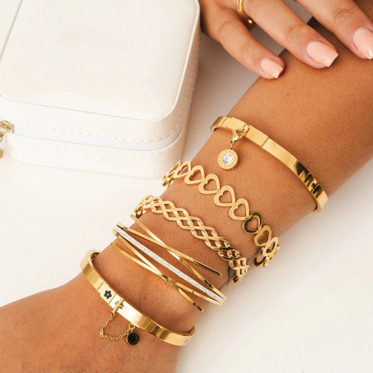 Brazalete ZAYA Florence con zirconias y líneas superpuestas, baño de oro 18K; a prueba de agua, hipoalergénico y con garantía de por vida.
