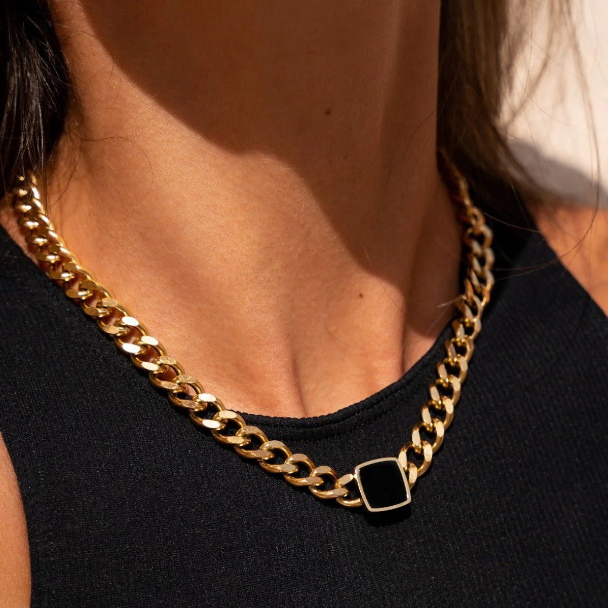 Collar ZAYA cadena grumet con ónix negro cuadrado, baño de oro 18K; a prueba de agua, no se oscurece, hipoalergénico y con garantía de por vida.
