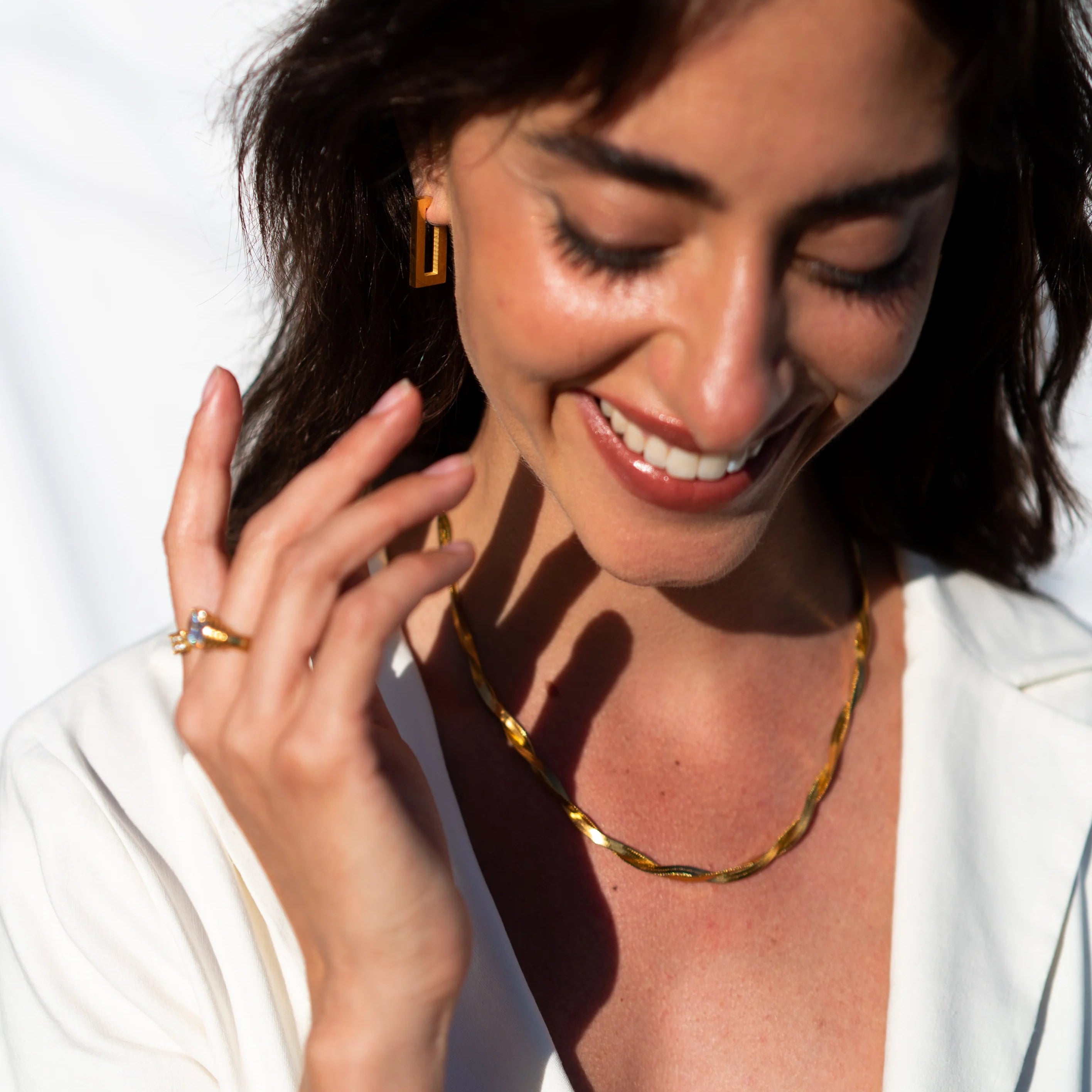 Collar ZAYA Cadena Trenzada tipo herringbone con escama doble, baño de oro 18K; hipoalergénico, a prueba de agua y con garantía de por vida.