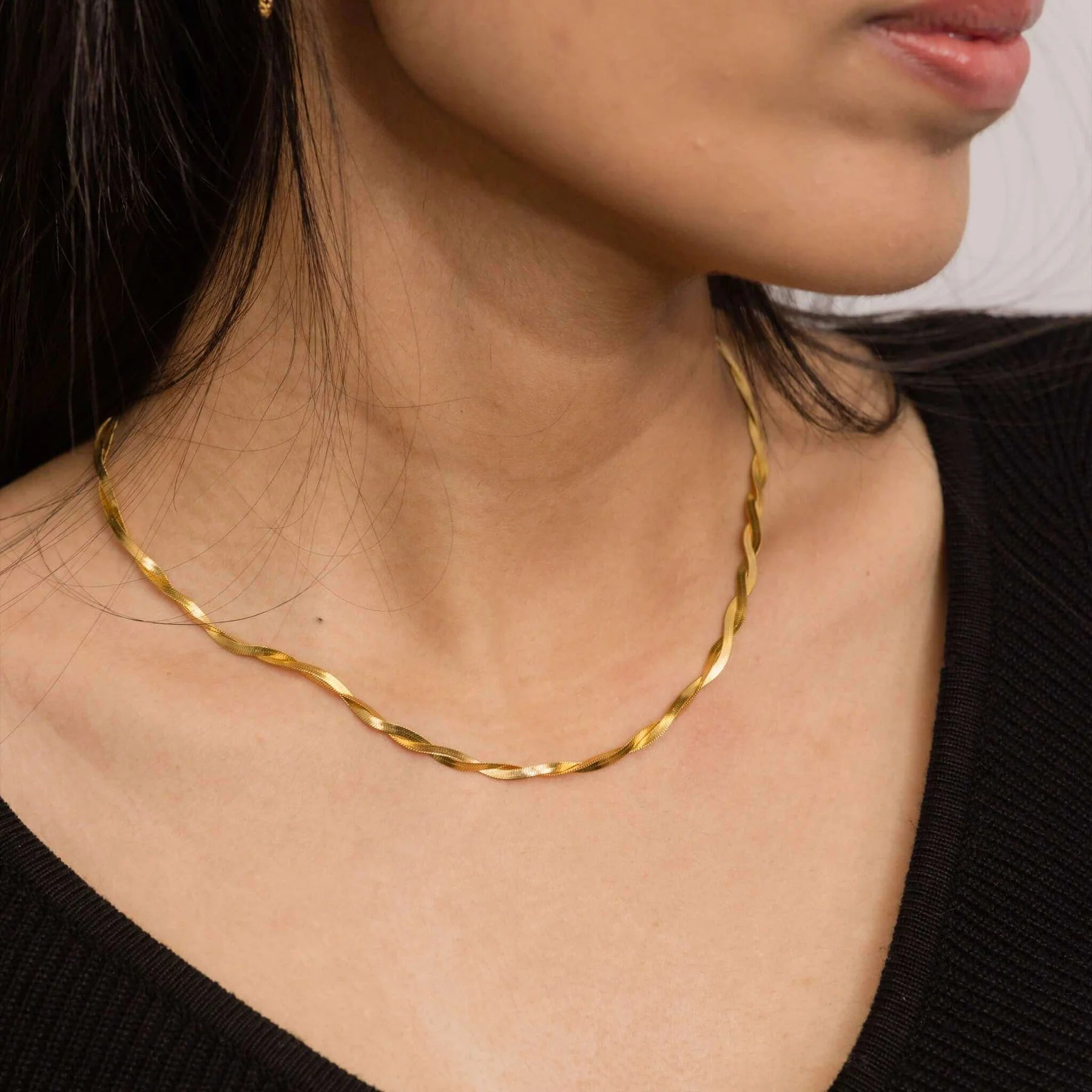 Collar ZAYA Cadena Trenzada tipo herringbone con escama doble, baño de oro 18K; hipoalergénico, a prueba de agua y con garantía de por vida.