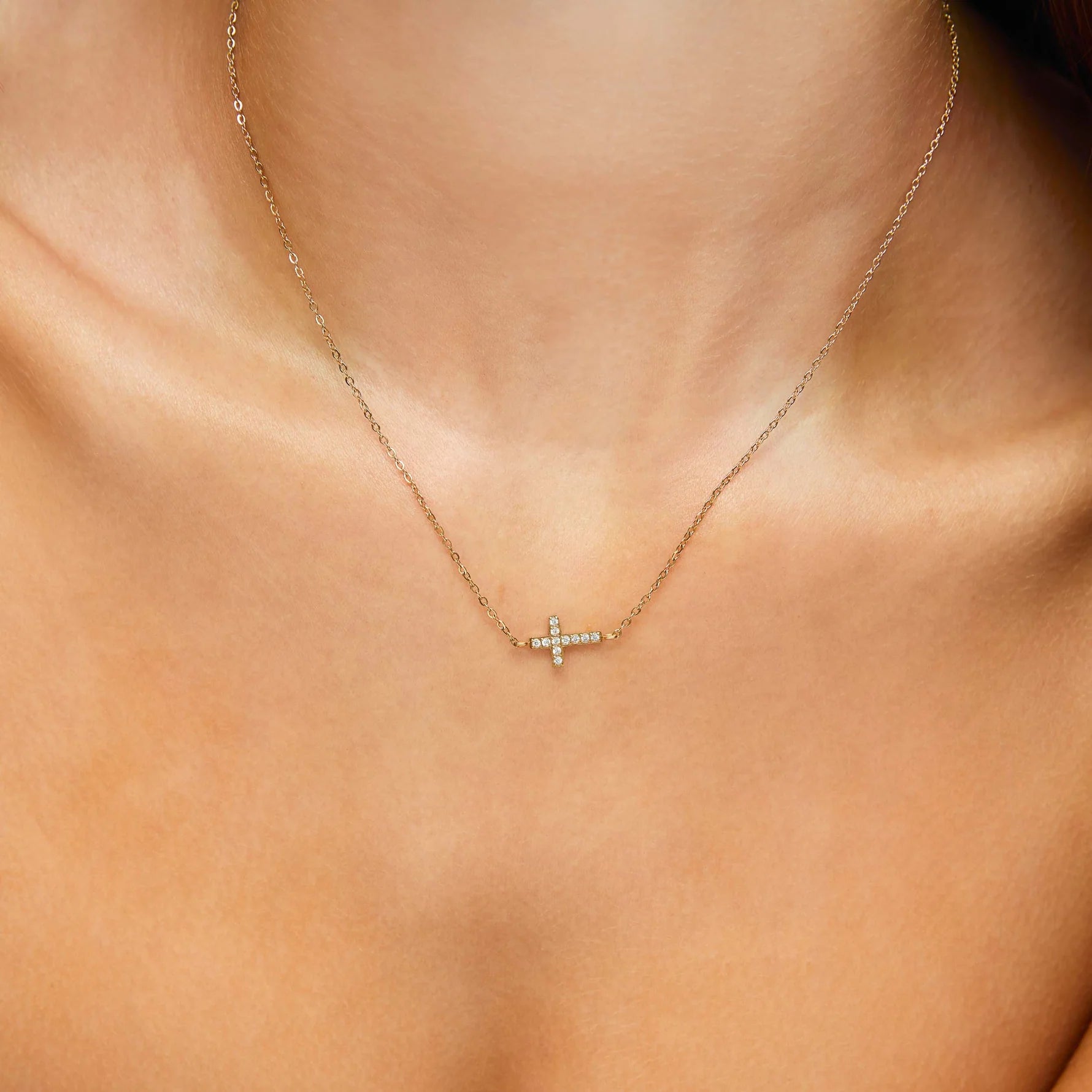 Collar ZAYA con cruz de circonias, baño de oro 18K; hipoalergénico, a prueba de agua y con garantía de por vida